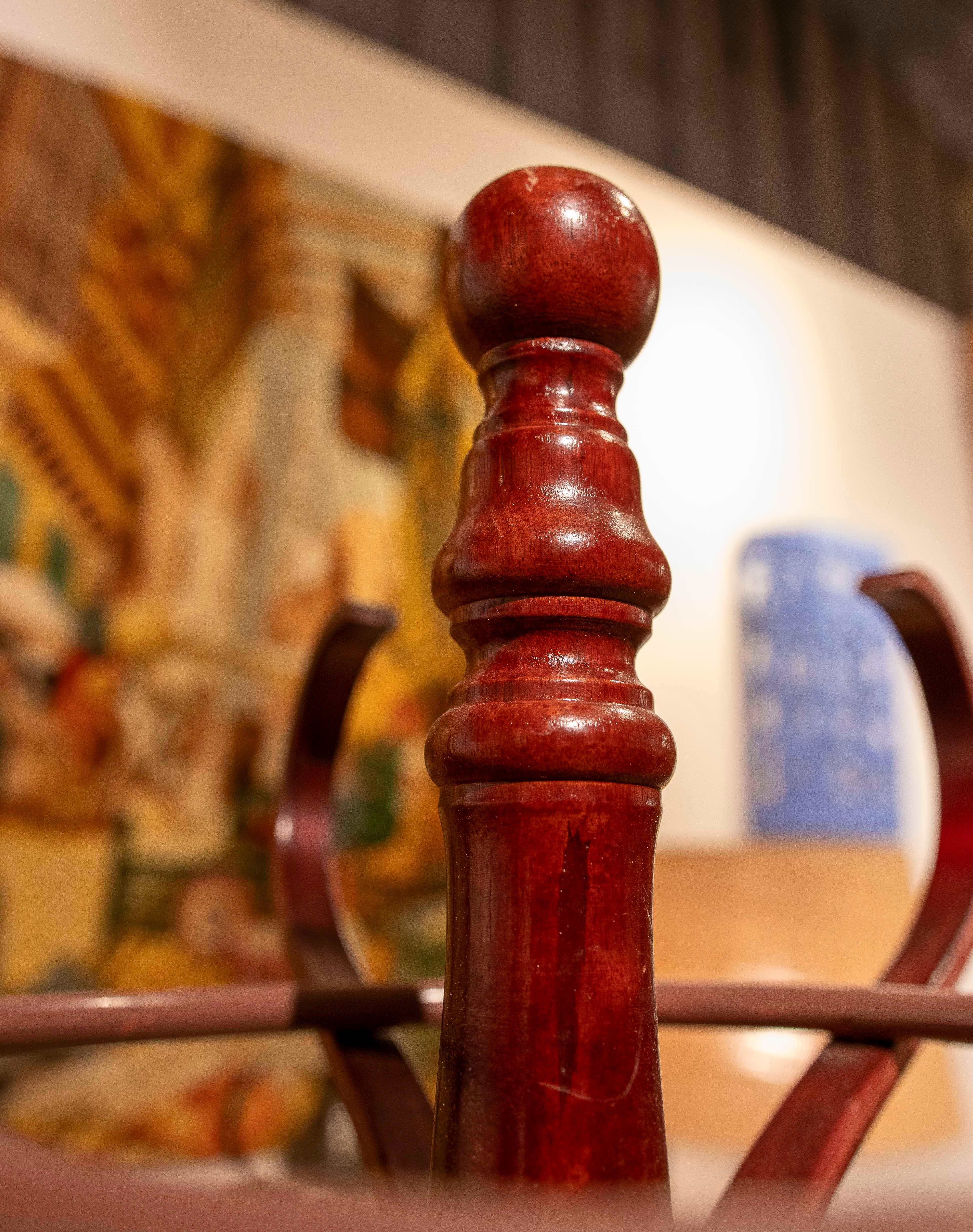 Appendiabiti in legno anni '80 in stile Thonet in mogano con cerchio inferiore in metallo in vendita 3