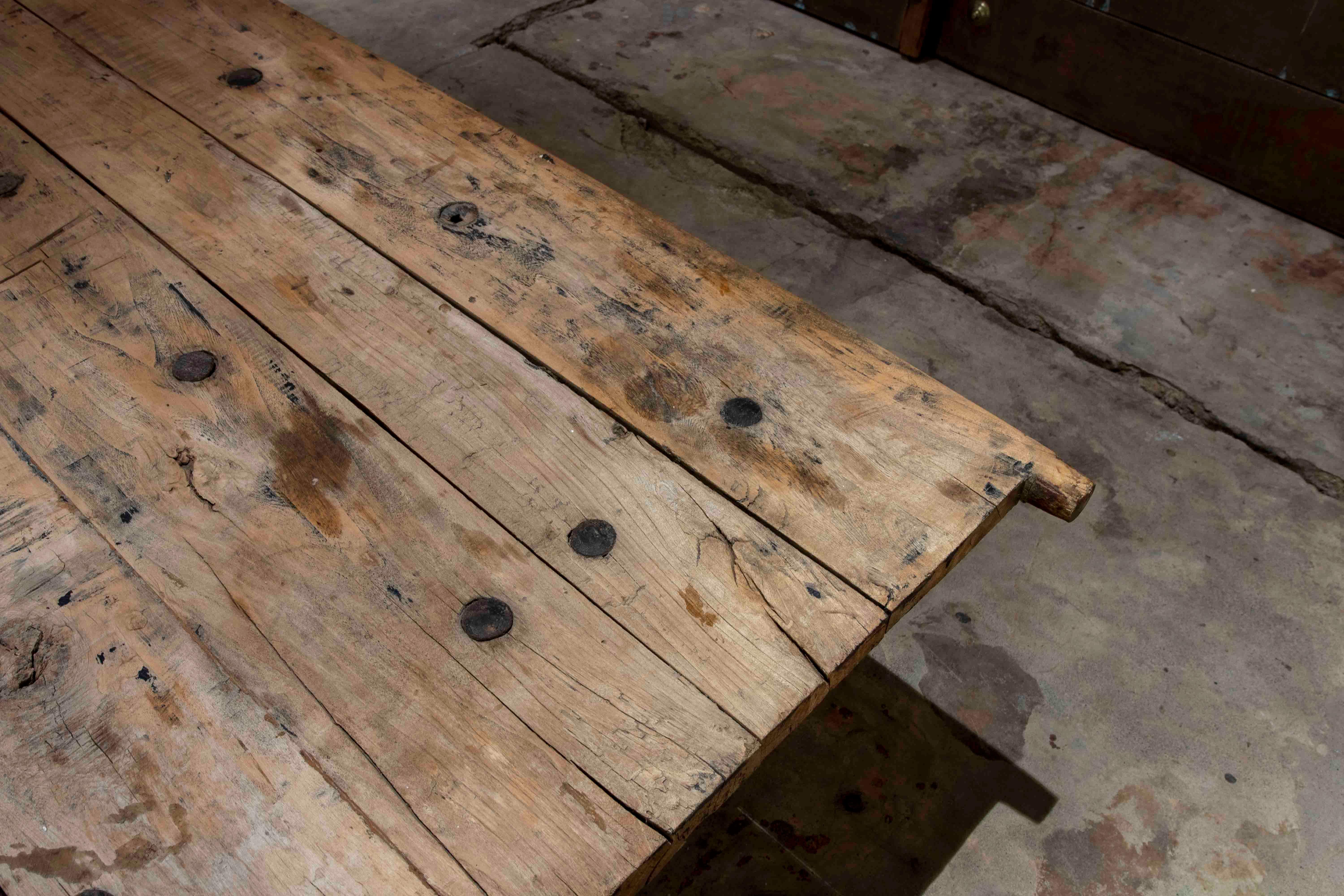Table en bois des années 1980 fabriquée avec une porte ancienne  en vente 2