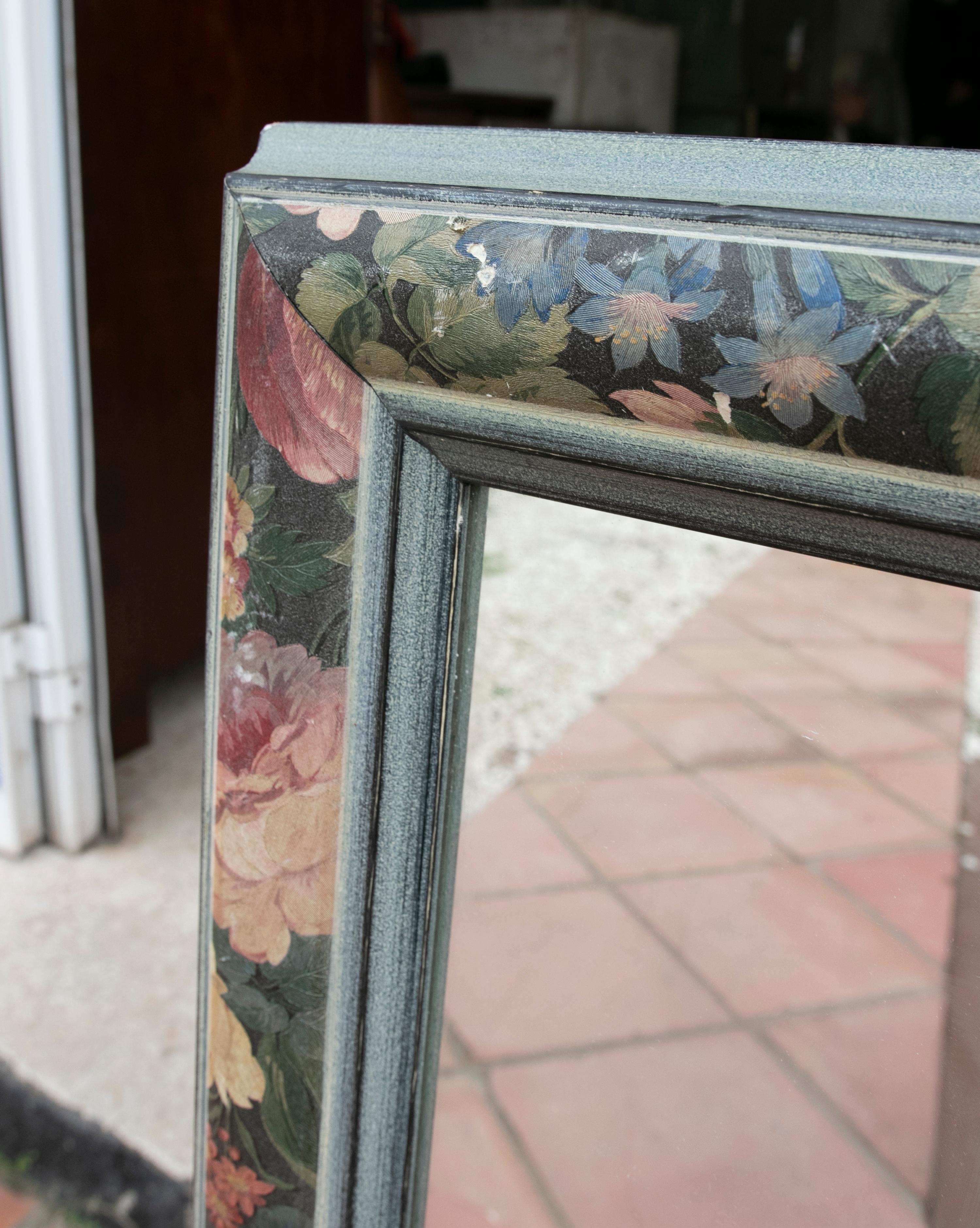 1980s Wooden Wall Mirror Painted with Flowers In Good Condition For Sale In Marbella, ES