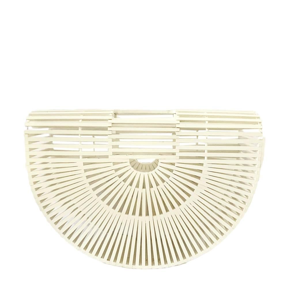 1980s Wooden White Slat Basket Top Handle Half Moon bag, open top closure, Medium Size, cut out top handle style


Condition: 1980s, vintage, excellent

Dimensions: 11x14x 4in 