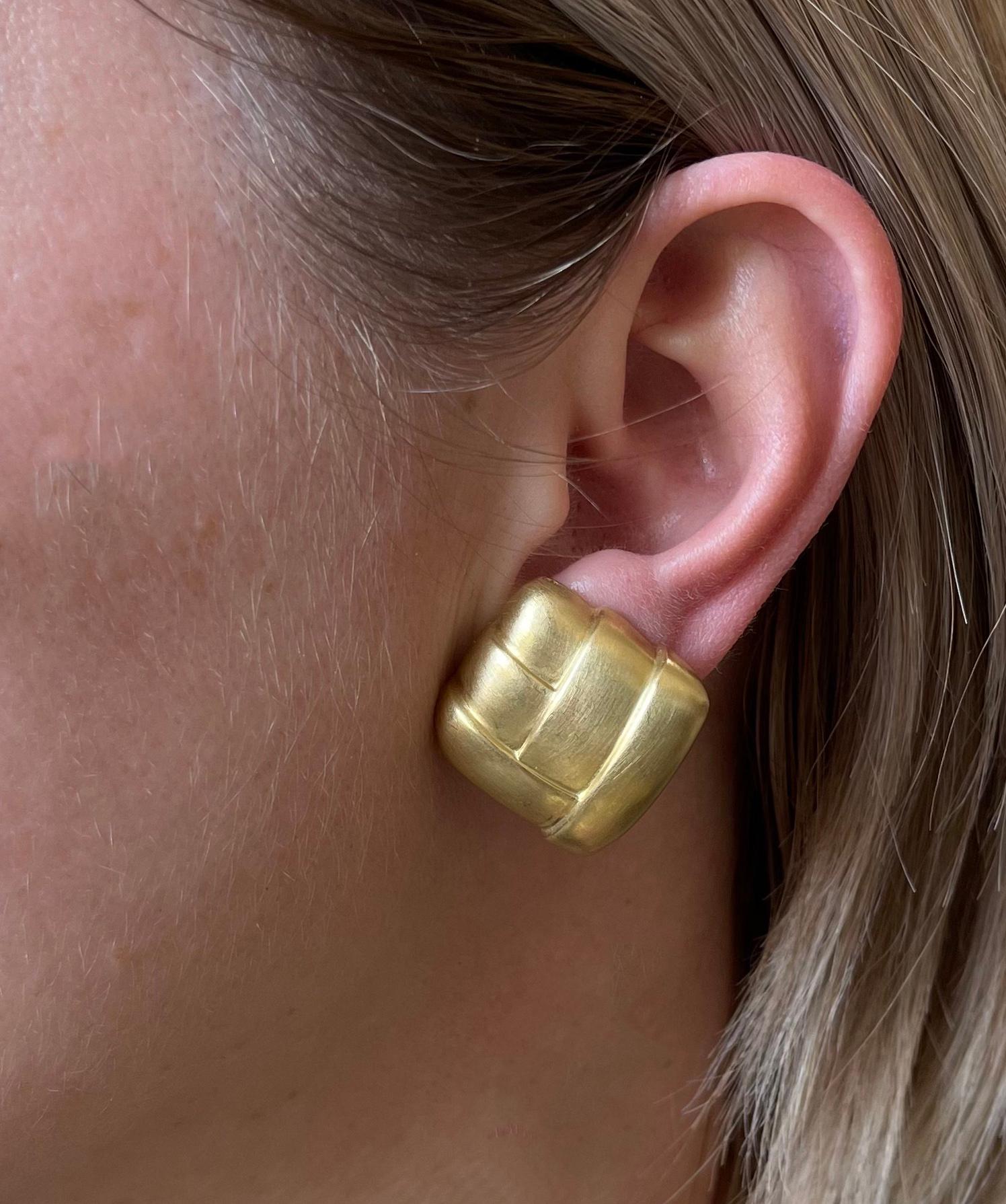 Ein Paar 18er Vintage-Ohrringe aus satiniertem Gold, perfekt für jede Gelegenheit! Die Ohrringe messen 1,25