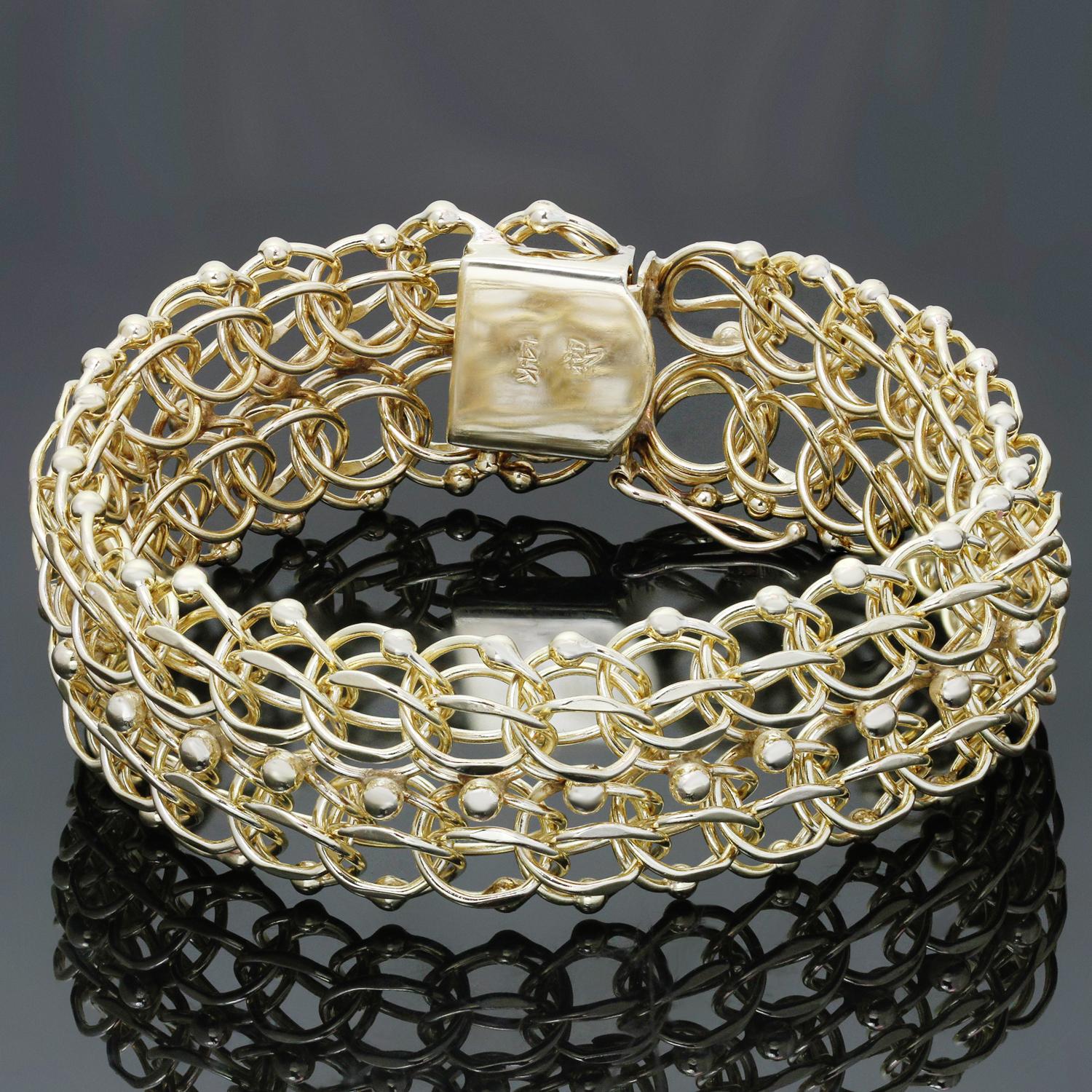 Ce bracelet vintage classique présente un maillage ouvert en or jaune 14 carats. Fabriqué au Royaume-Uni vers les années 1980. Dimensions : 0,82
