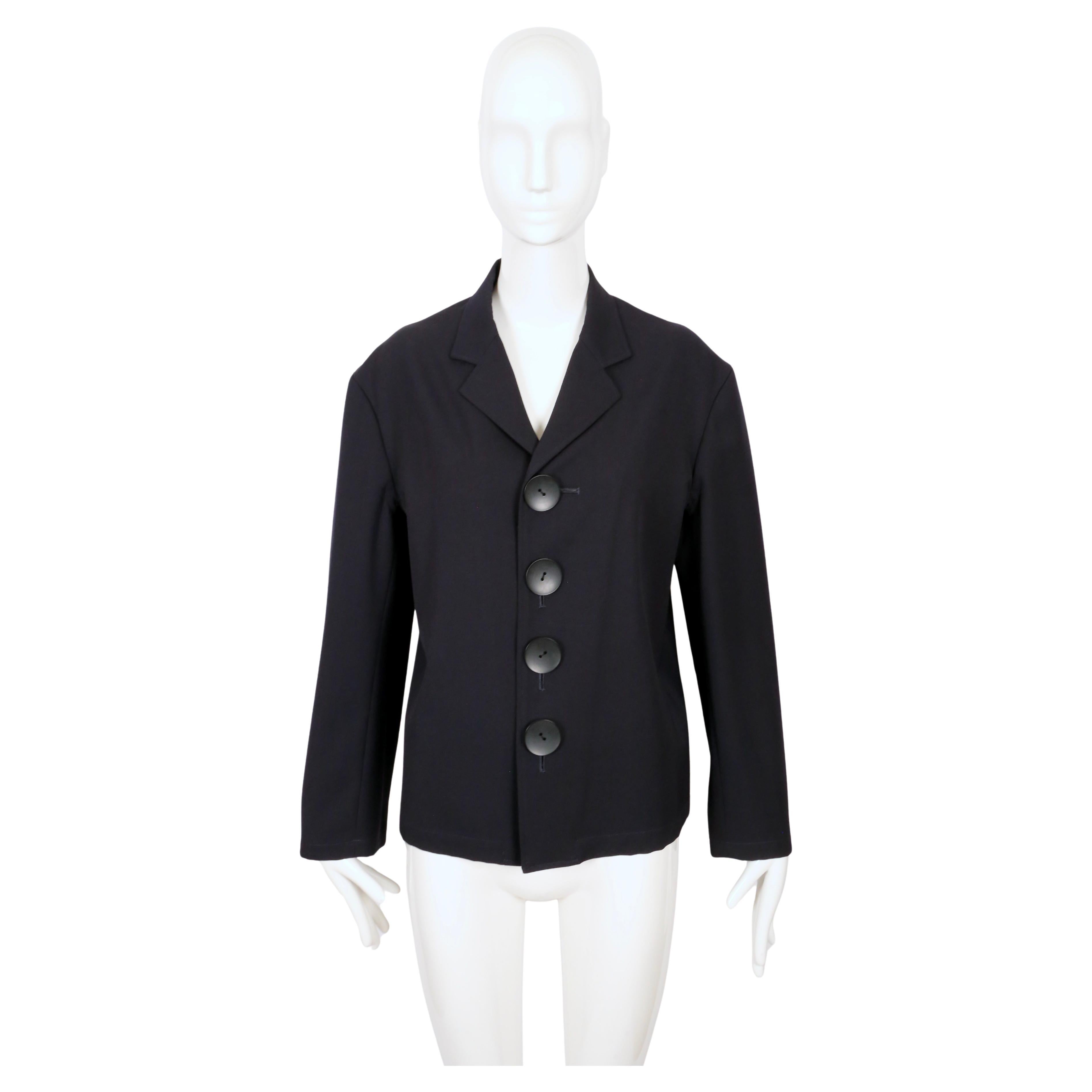 Chaqueta de gabardina de lana con botones sobredimensionados diseñada por Yohji Yamamoto en la década de 1980. Talla S. Corte generoso. También puede caber una M. Sin forro con costuras cubiertas. Fabricado en Japón. Muy buen estado. 