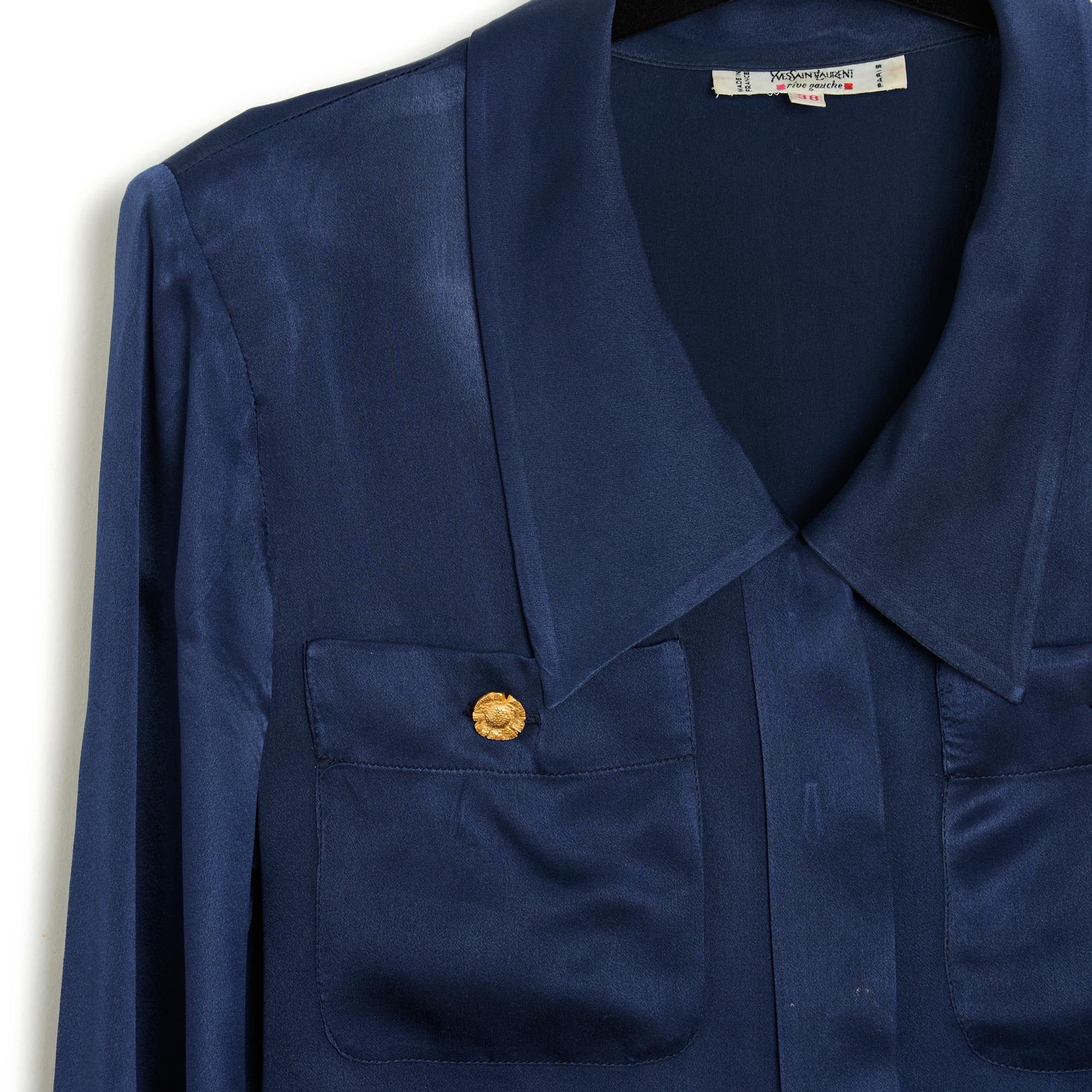 Top Yves Saint Laurent YSL Rive Gauche blouse in navy blue silk satin, classic dropped collar, closed in front with 6 hidden buttons, 2 buttoned patch pockets, long buttoned sleeves, small shoulder pads. Size 38FR: middle 38 cm, chest 45 cm, length