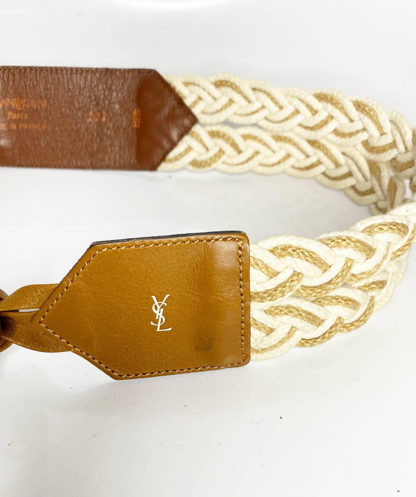 Yves Saint Laurent Krawattengürtel aus Leder und Stoff, geflochten, braun Dieser stilvolle Krawattengürtel ist aus hochwertigem Leder und Stoff gefertigt und bietet Ihnen ein zeitloses Stück, das Sie über Jahre hinweg tragen können. Das detailreiche