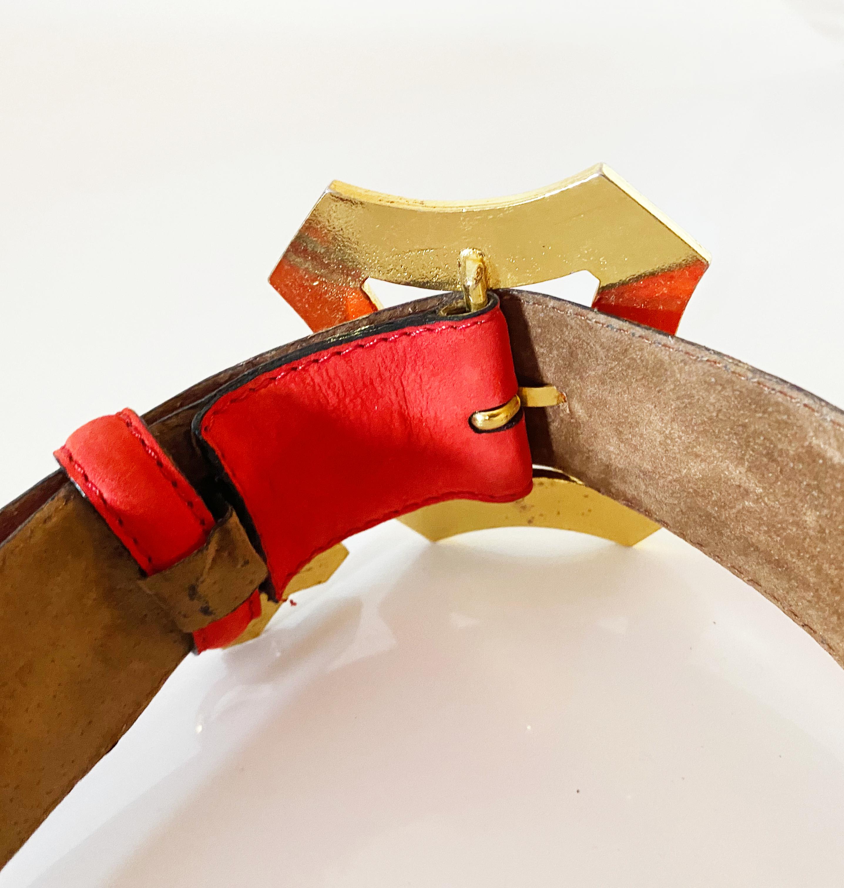1980er Jahre Yves Saint Laurent Rot Gold Schnalle Wildleder Gürtel  im Zustand „Gut“ im Angebot in London, GB