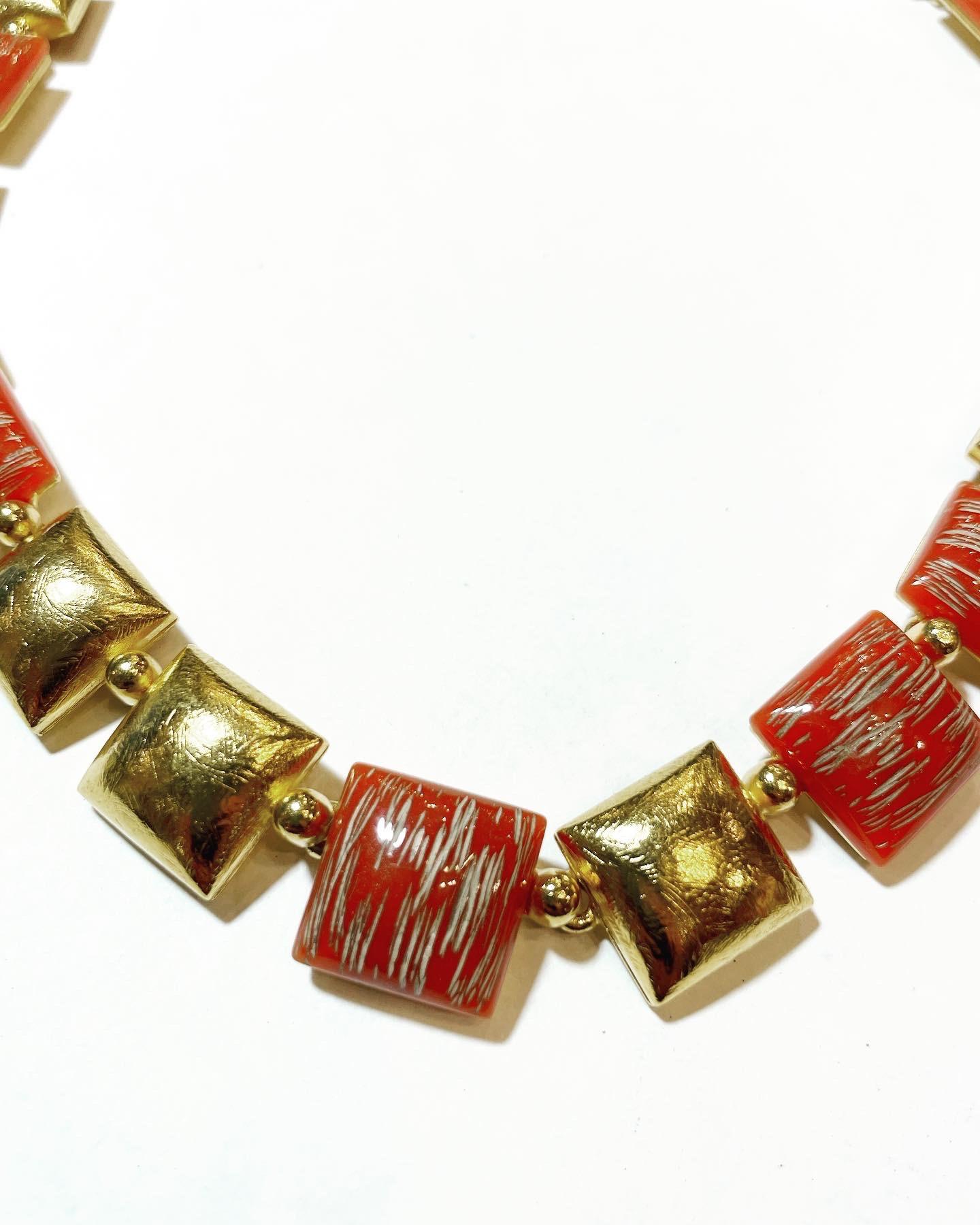 1980 magnifique vintage YVES SAINT LAURENT  collier de forme carrée en résine couleur ambre et dorée ! 
Chaîne dorée avec le logo YSL. 
Ils peuvent vraiment ajouter ce petit supplément d'élégance à n'importe quelle tenue ! 
Superbe avec un jean, et