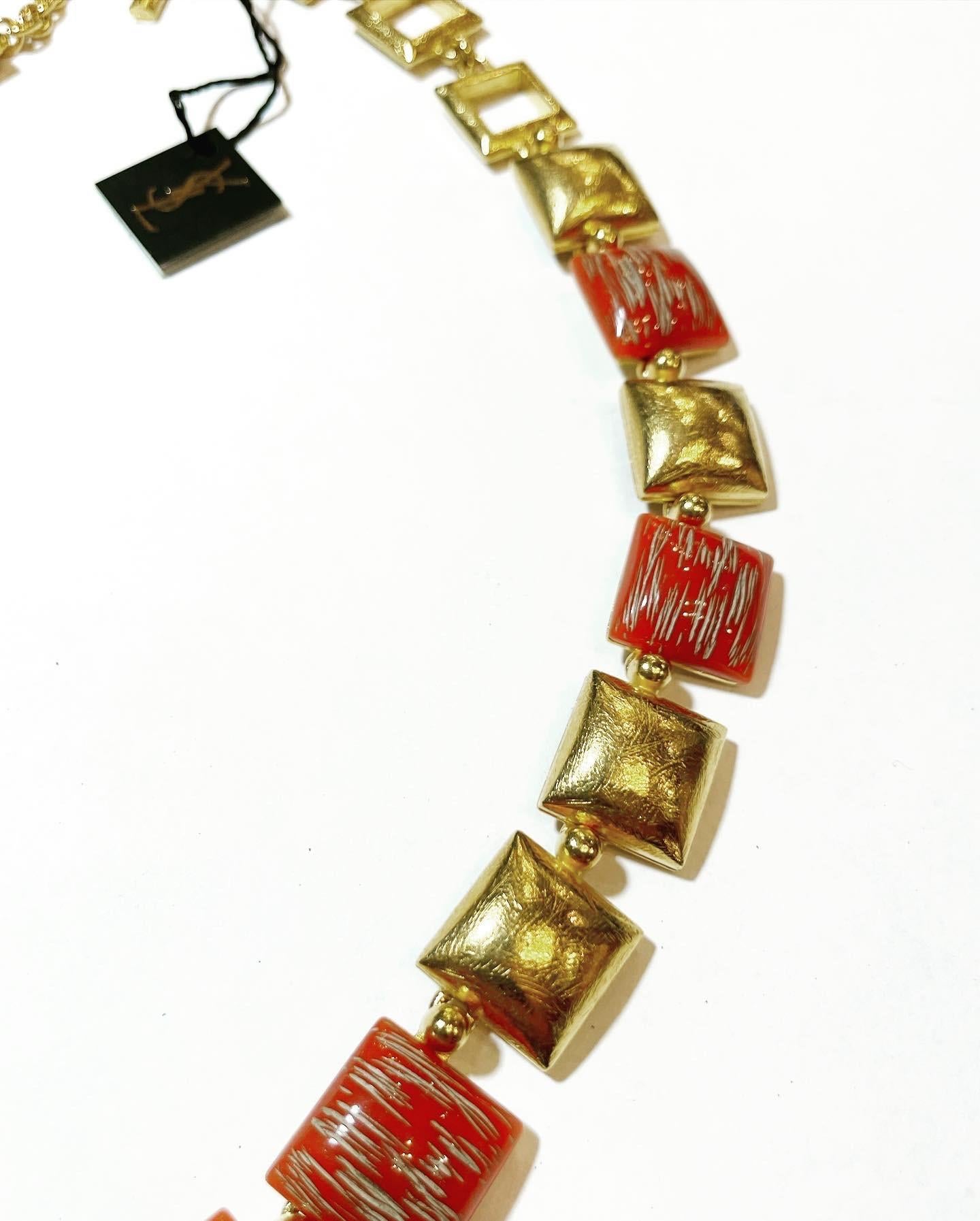 Rétro Collier vintage YSL Yves Saint Laurent en résine et doré à la mode, jamais utilisé, années 1980 en vente