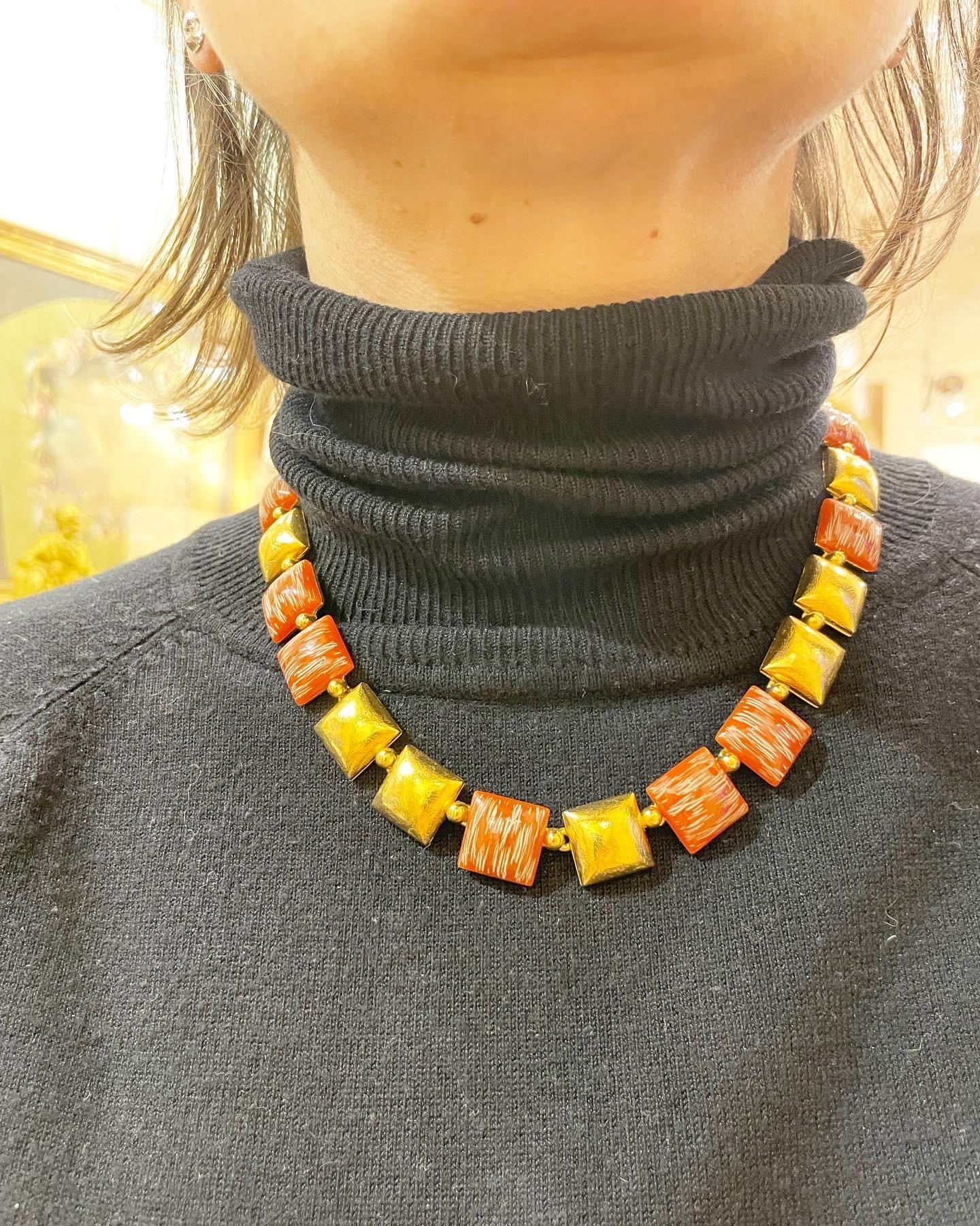 Collier vintage YSL Yves Saint Laurent en résine et doré à la mode, jamais utilisé, années 1980 en vente 3