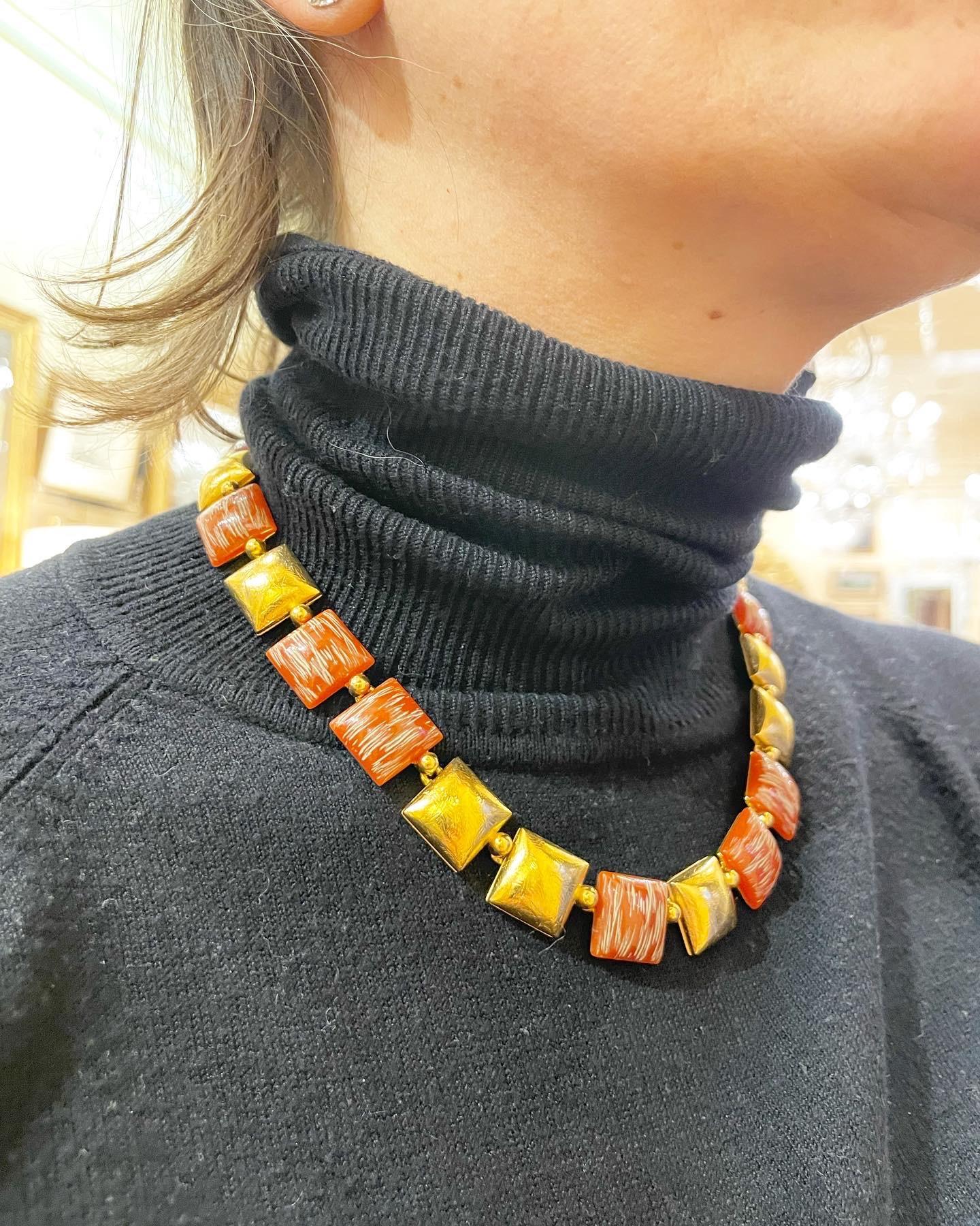 Collier vintage YSL Yves Saint Laurent en résine et doré à la mode, jamais utilisé, années 1980 en vente 4