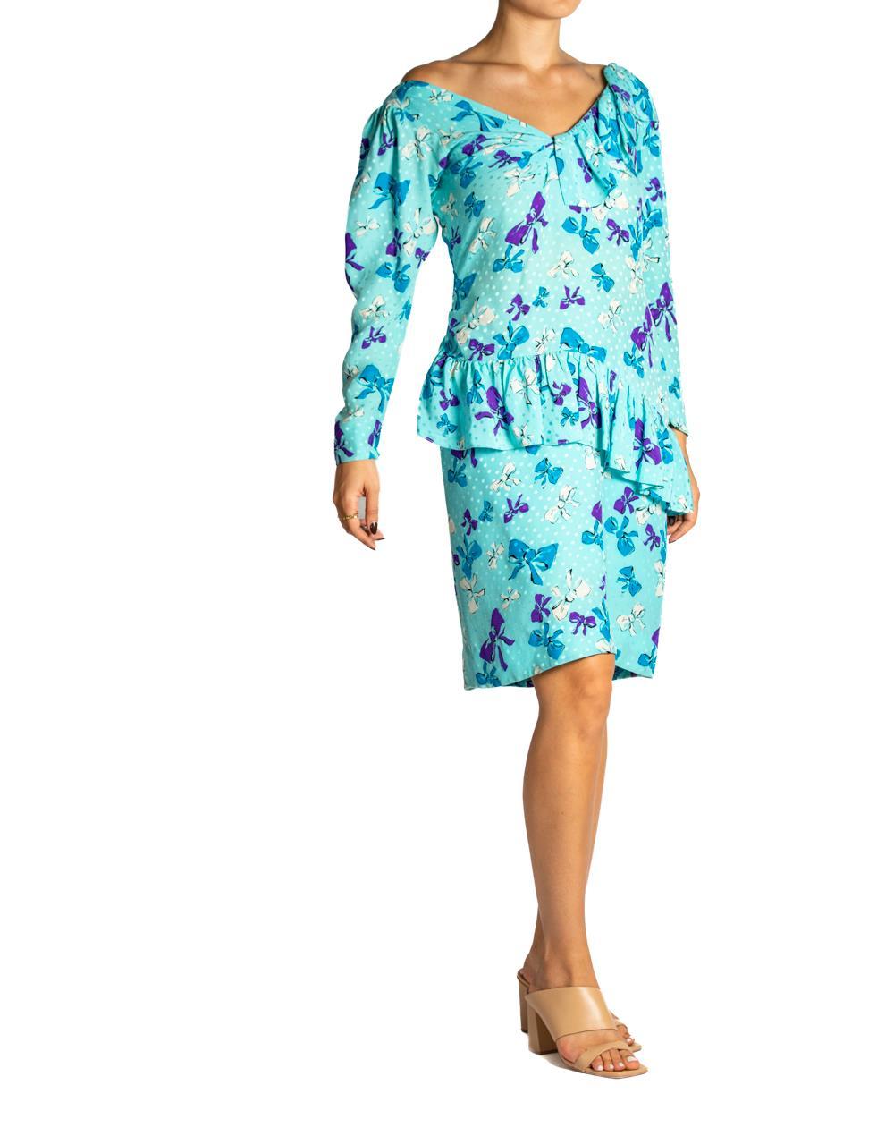 1980er Jahre YVES SAINT LAURENT Aquablaues Kleid aus Seide mit Schleife und Rüschen im Zustand „Hervorragend“ im Angebot in New York, NY