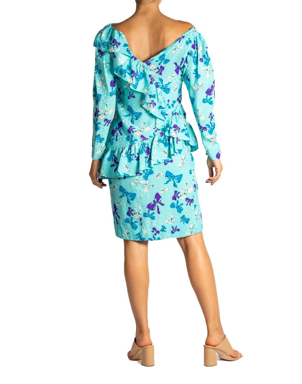 1980er Jahre YVES SAINT LAURENT Aquablaues Kleid aus Seide mit Schleife und Rüschen im Angebot 3
