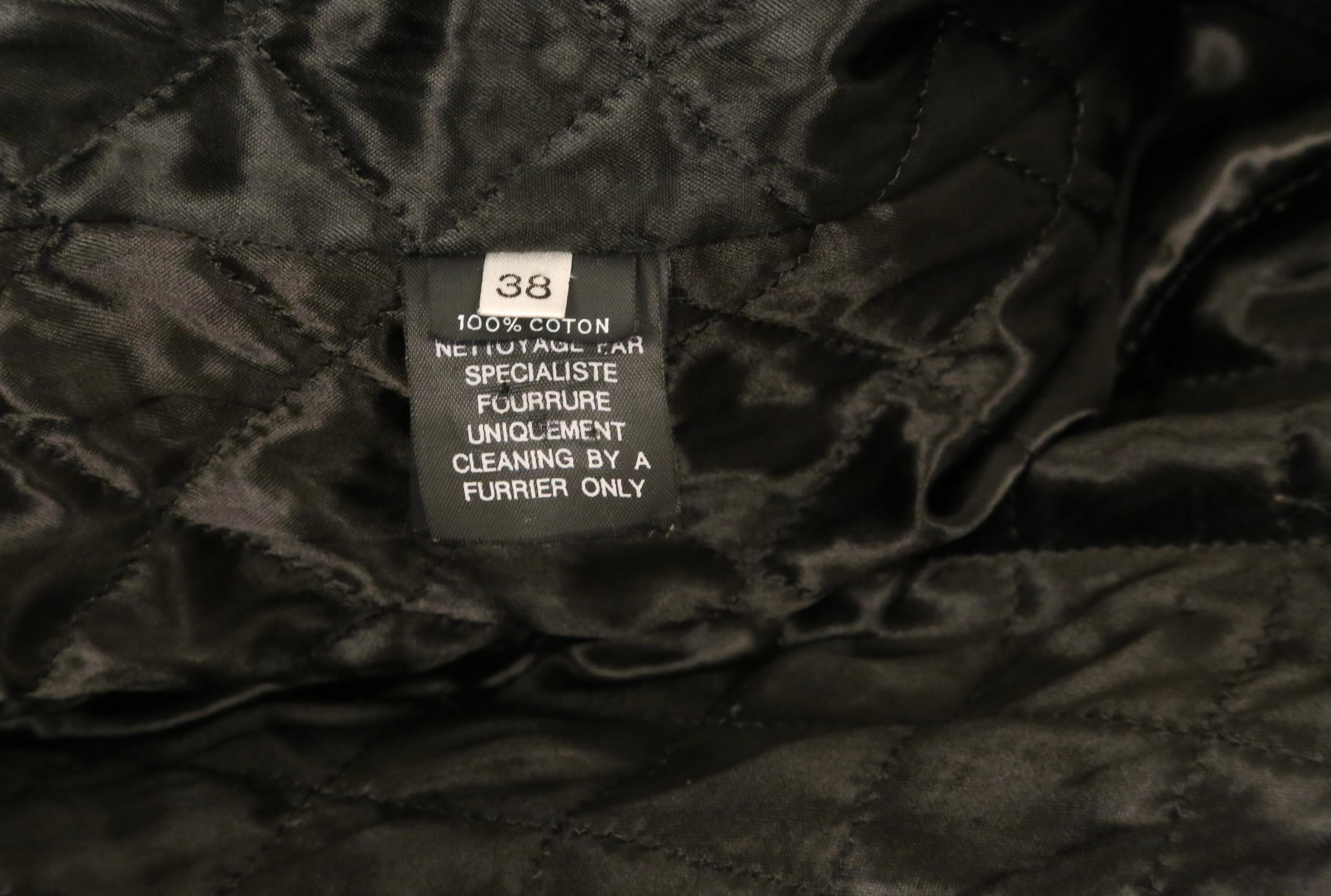 1980's YVES SAINT LAURENT black cotton parka with oversized curly lamb hood en venta 13