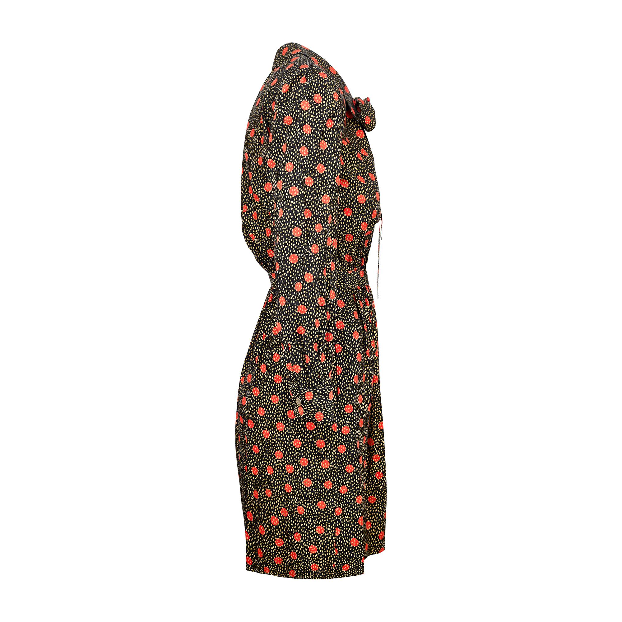 Dieses Grundkleid wurde von Yves Saint Laurent für sein Label 