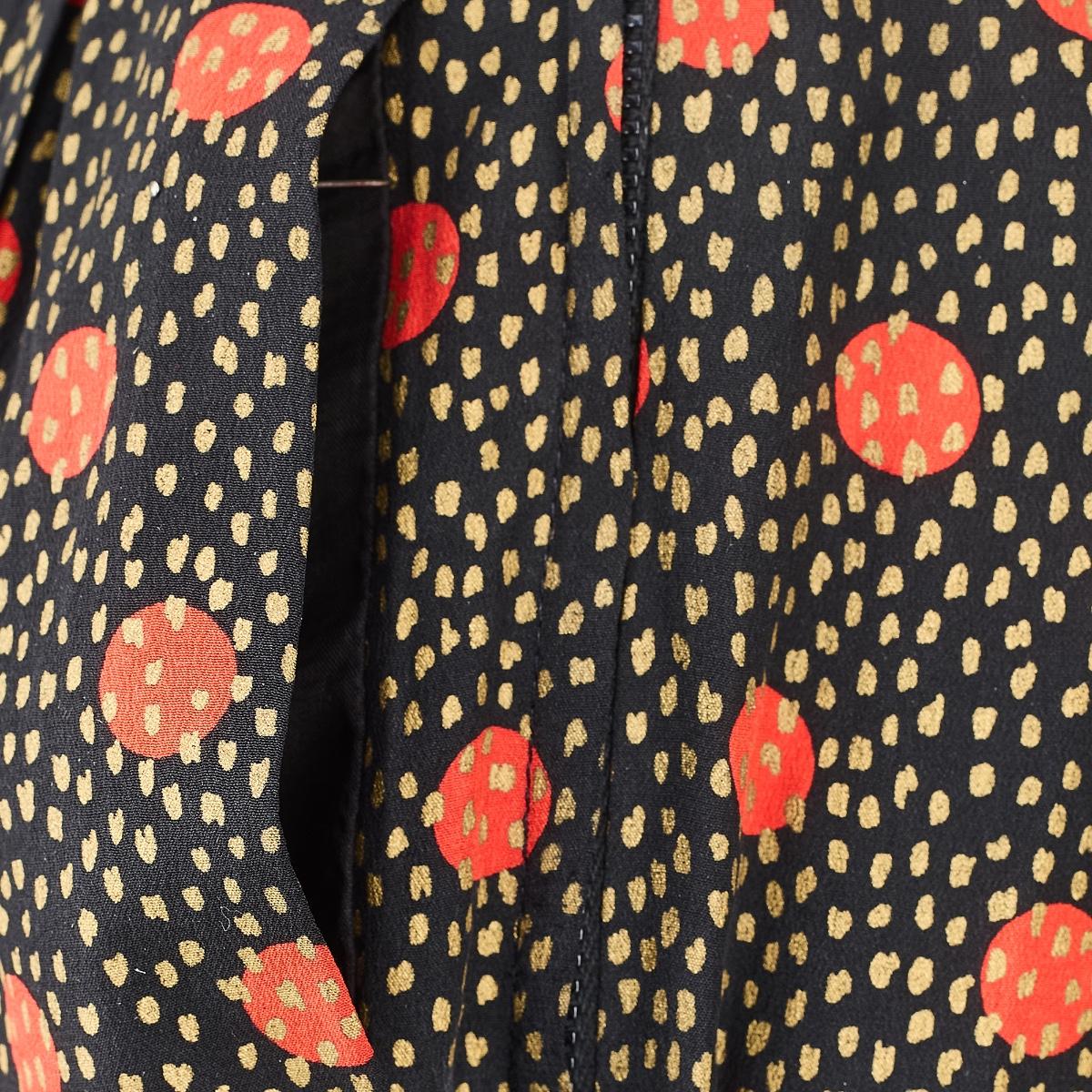 1980er Yves Saint Laurent Schwarz-rot-goldenes Print-Kleid Damen im Angebot