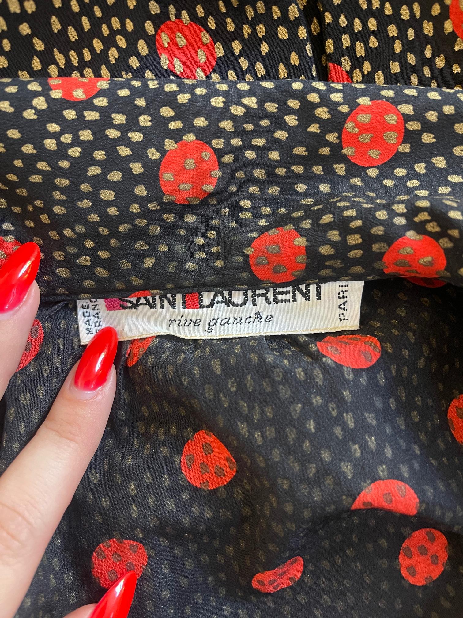 1980er Yves Saint Laurent Schwarz-rot-goldenes Print-Kleid im Angebot 1