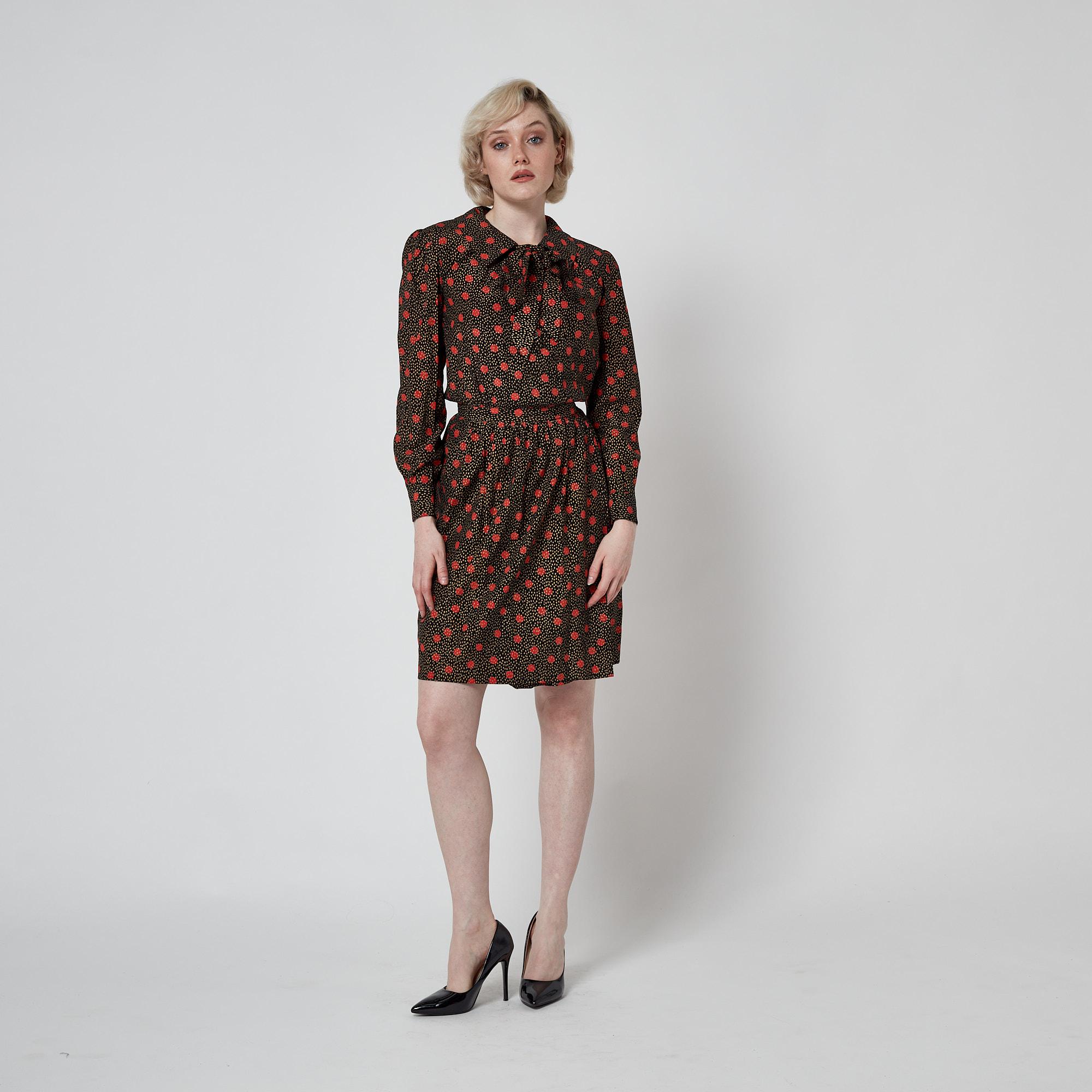 1980er Yves Saint Laurent Schwarz-rot-goldenes Print-Kleid im Angebot 2