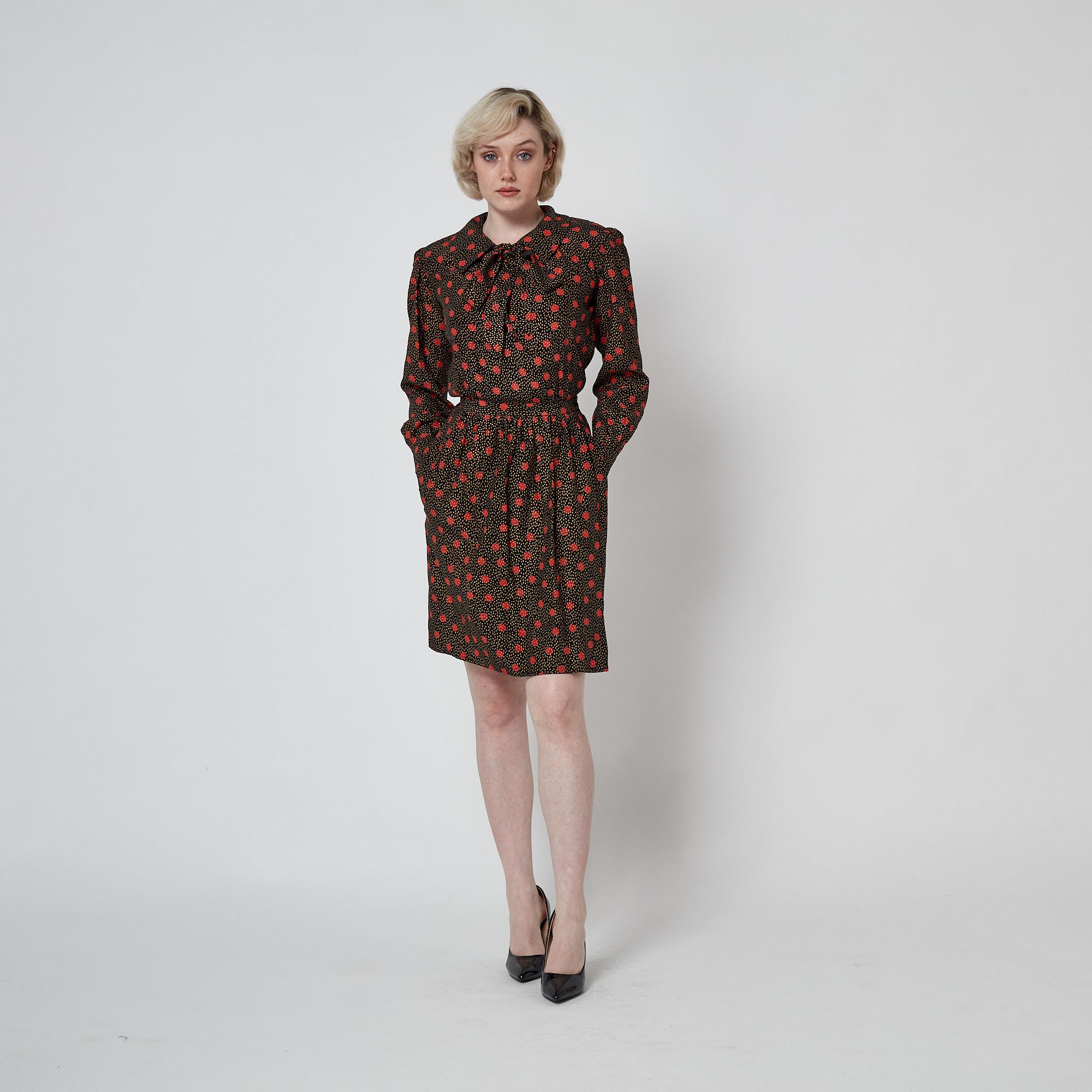 1980er Yves Saint Laurent Schwarz-rot-goldenes Print-Kleid im Angebot 4
