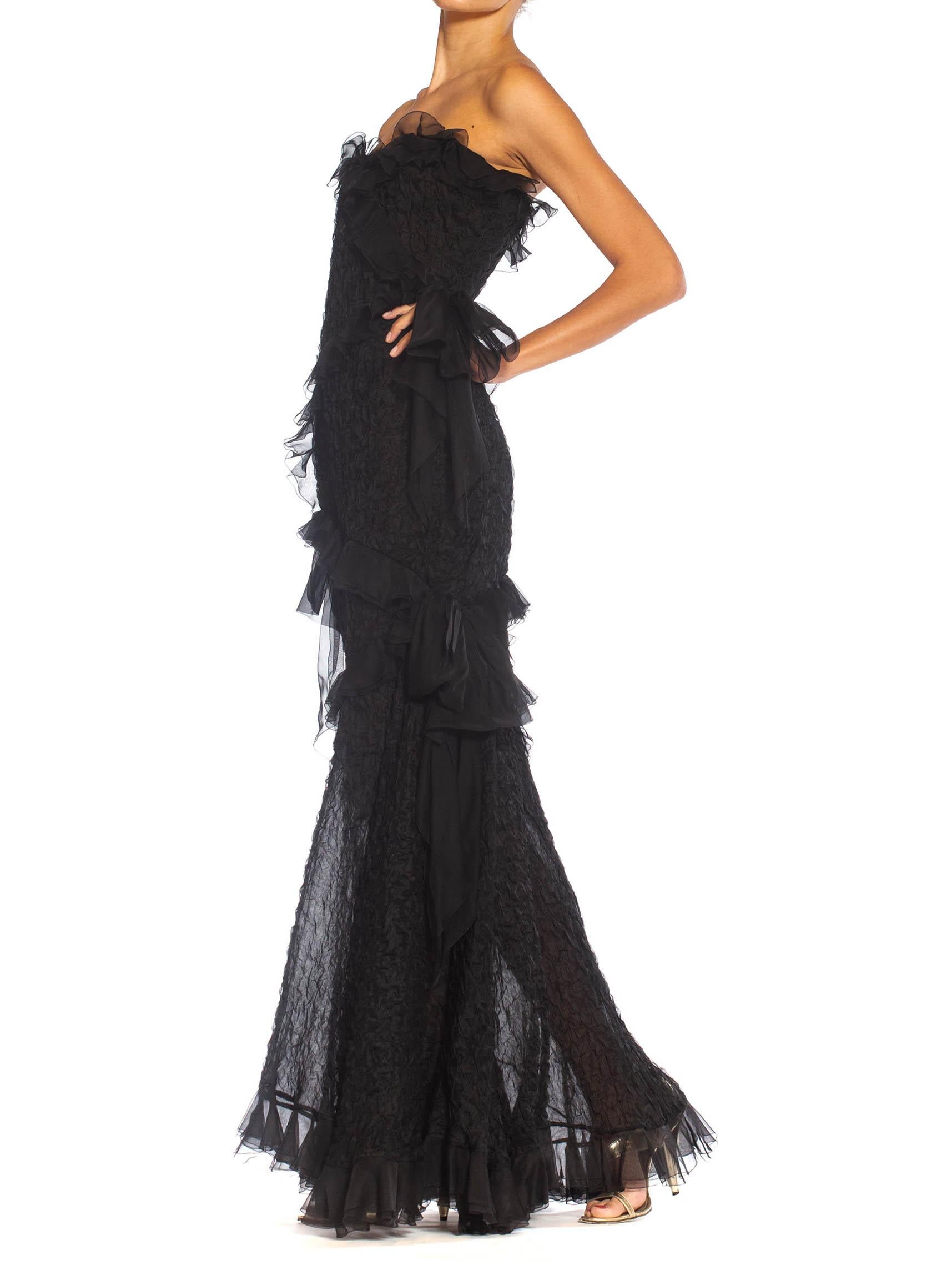1980er Jahre YVES SAINT LAURENT Schwarzes trägerloses Kleid aus strukturiertem Organza mit Chiffo im Zustand „Gut“ im Angebot in New York, NY