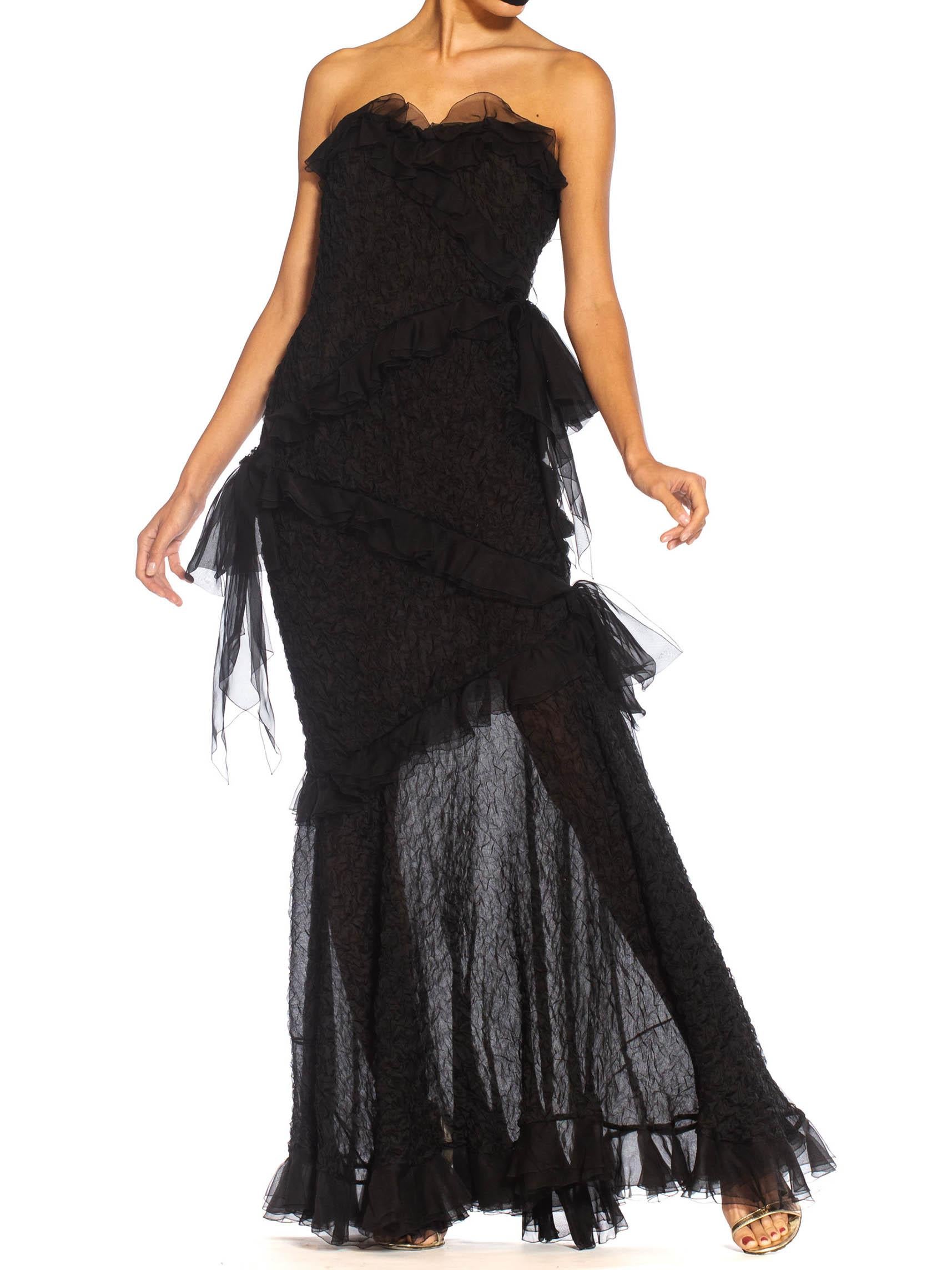 1980er Jahre YVES SAINT LAURENT Schwarzes trägerloses Kleid aus strukturiertem Organza mit Chiffo im Angebot 1