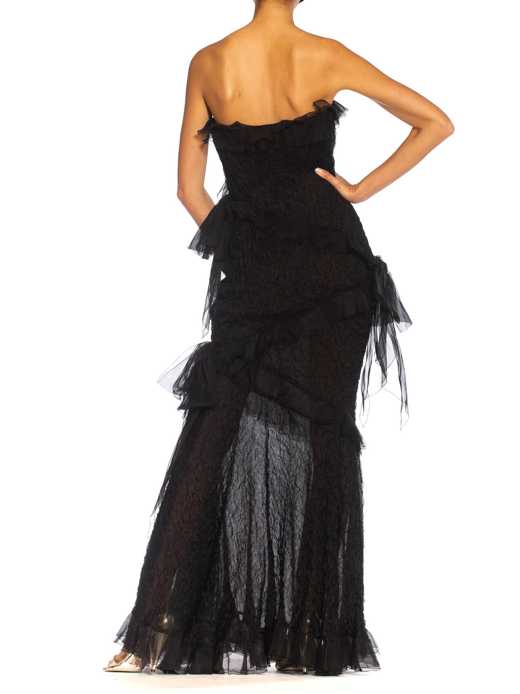 1980er Jahre YVES SAINT LAURENT Schwarzes trägerloses Kleid aus strukturiertem Organza mit Chiffo im Angebot 4