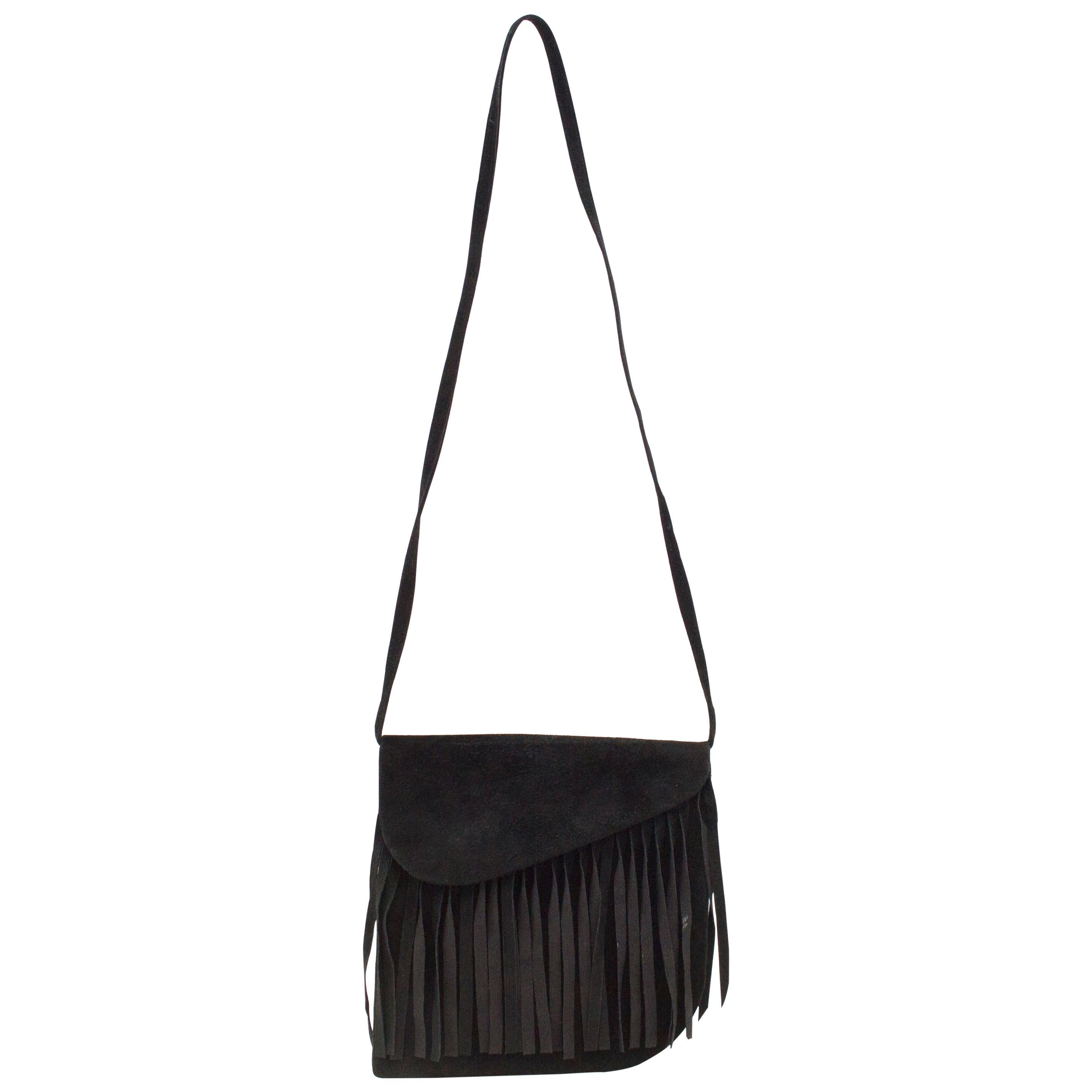 1980er Jahre Yves Saint Laurent Schwarze Wildledertasche mit Fransen im Angebot