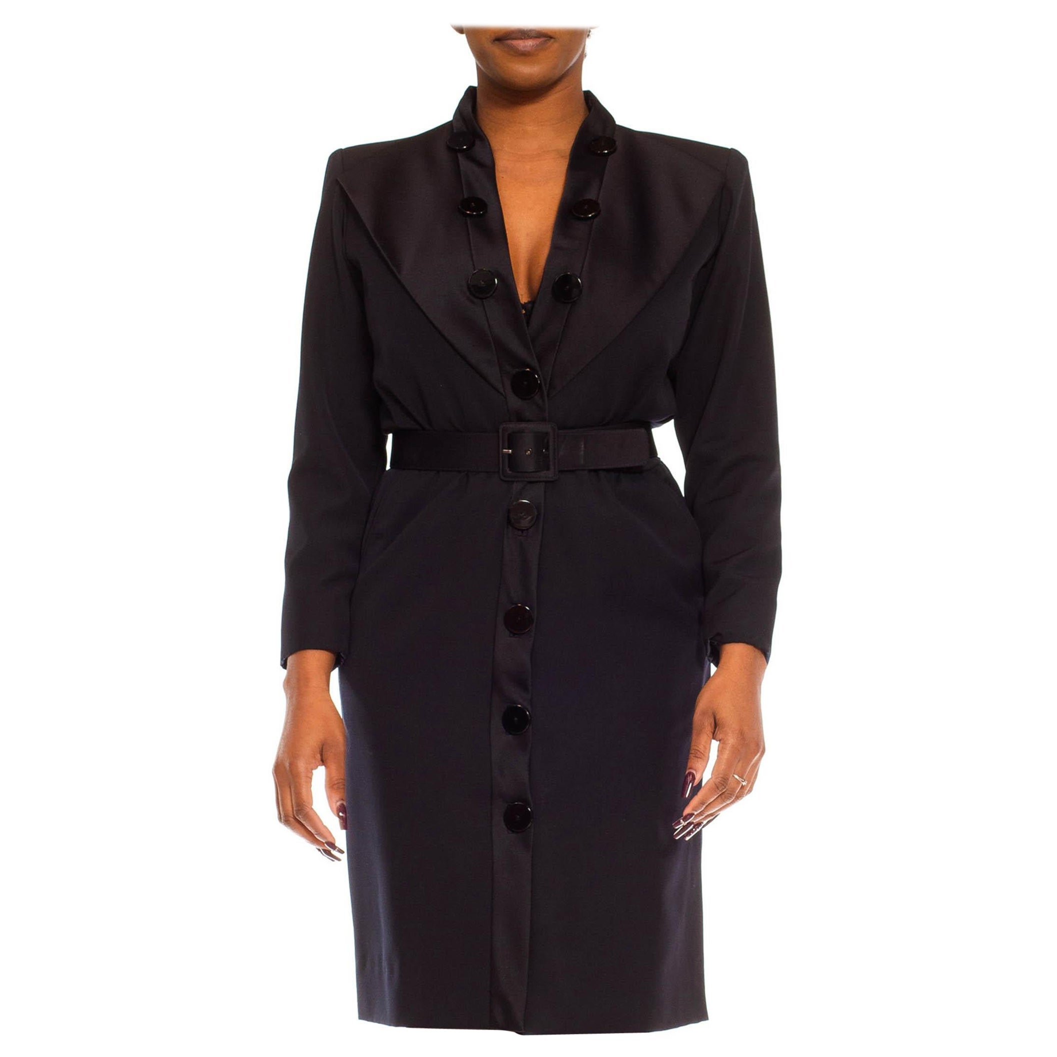 1980er Jahre YVES SAINT LAURENT Schwarzes Hemdkleid aus Wolle mit Gürtel und Satin- Smoking-Stil