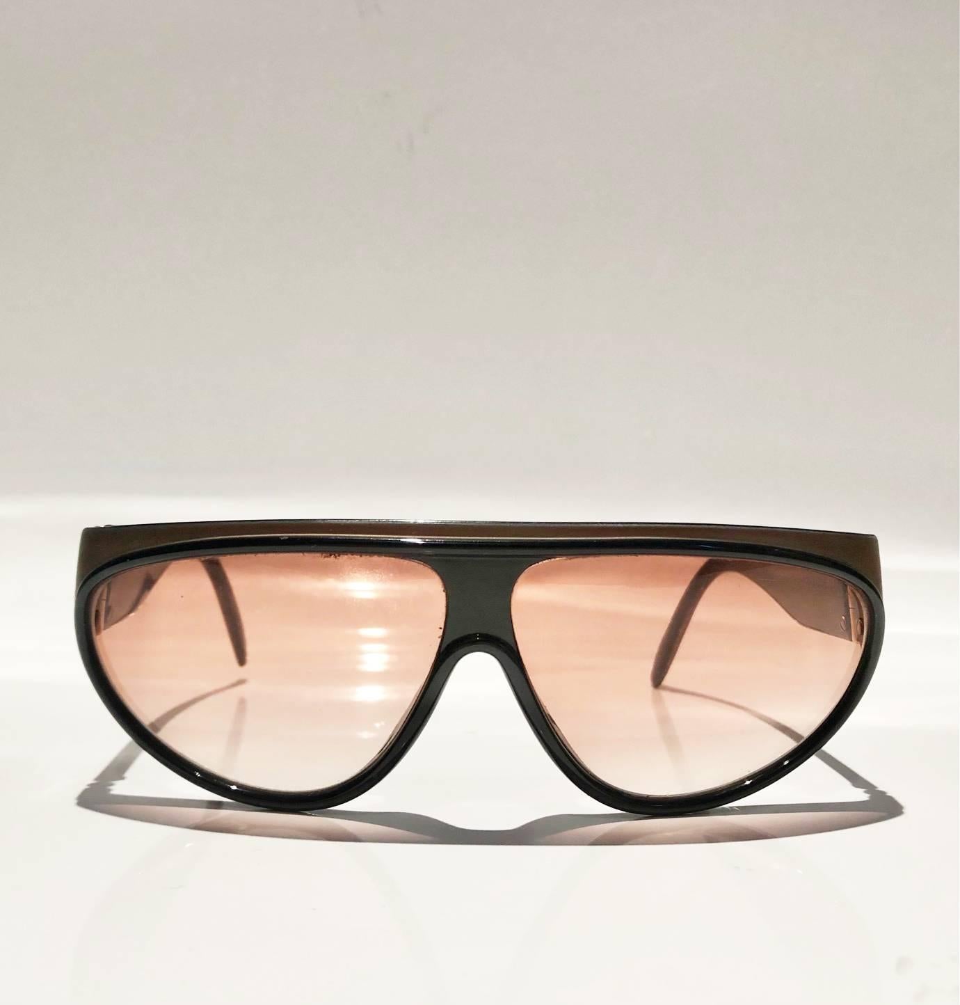 Occhiali da sole Yves Saint Laurent Champs Elysees Aviator, forma rettangolare, occhiali marrone chiaro con sfumatura e protezione 100% dai raggi UV, Unisex, Made in France 

Model No: Champs Elysees 8961-1 Y 173

Misure:
- larghezza complessiva