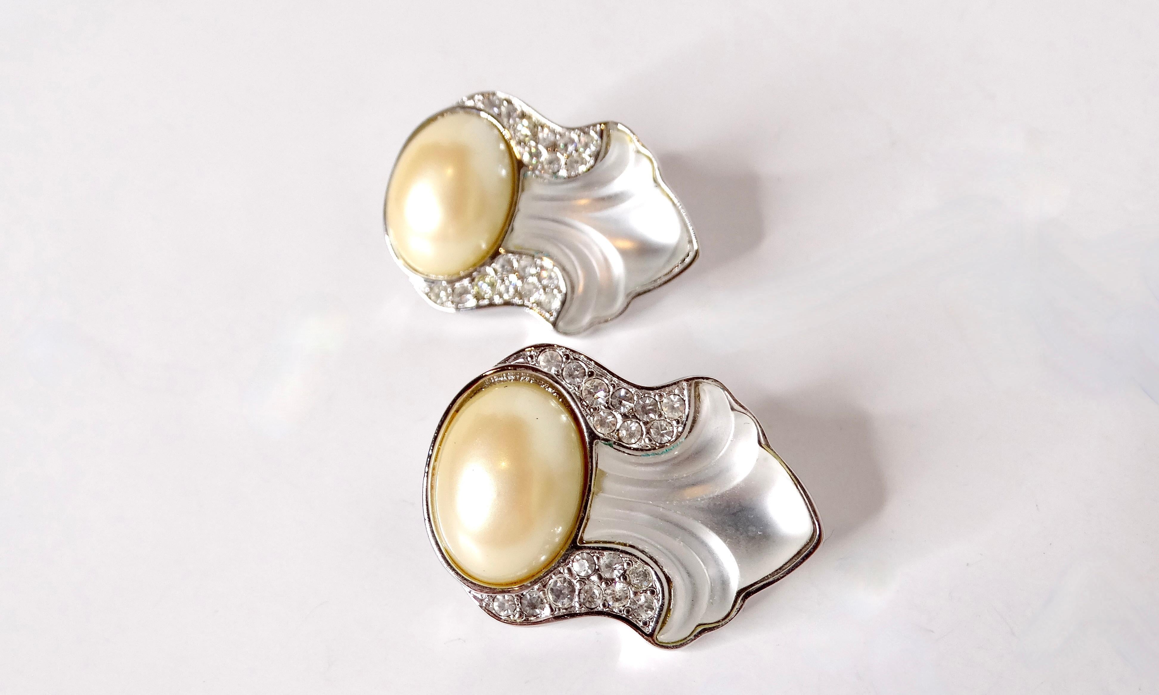Scopri il fascino squisito degli orecchini a clip con cristalli e perle in costume di Yves Saint Laurent degli anni '80, un accessorio davvero iconico che cattura l'essenza del lusso vintage. Questi splendidi orecchini presentano un motivo