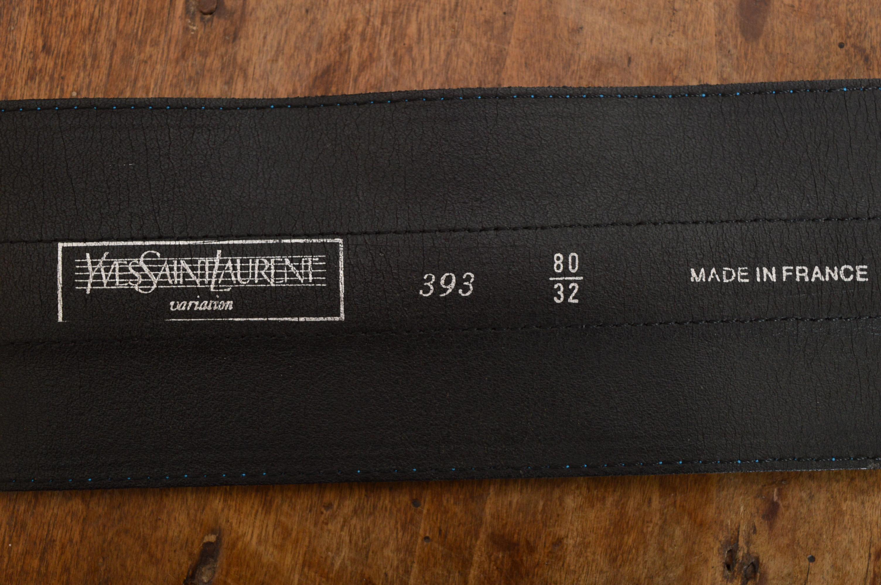 Yves Saint Laurent del 1980, cintura in pelle di coccodrillo blu elettrico con dichiarazione in vita in vendita 6