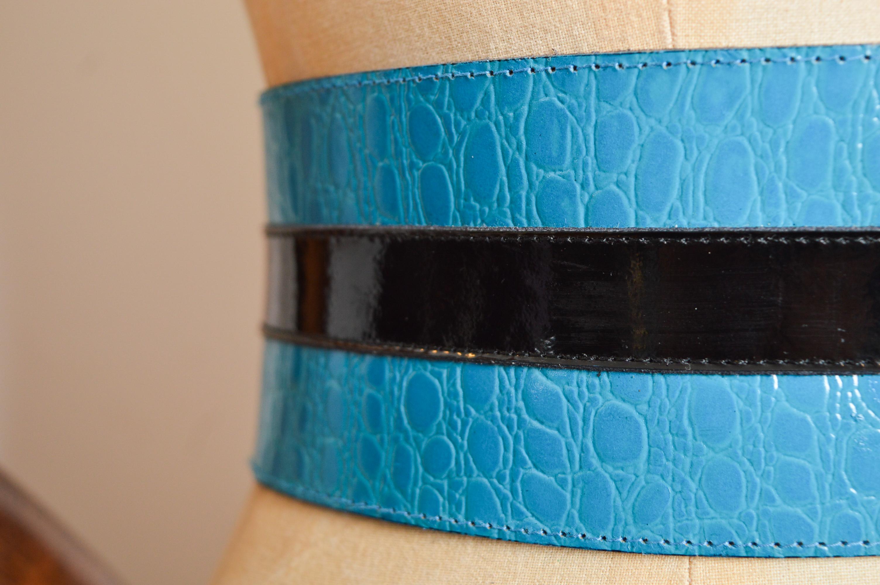 Yves Saint Laurent del 1980, cintura in pelle di coccodrillo blu elettrico con dichiarazione in vita in vendita 9