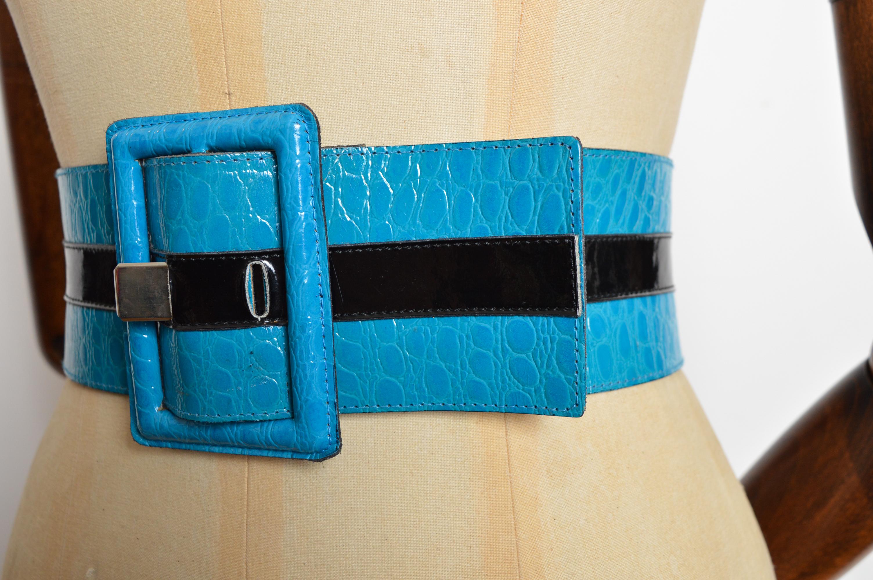 Yves Saint Laurent del 1980, cintura in pelle di coccodrillo blu elettrico con dichiarazione in vita in vendita 10