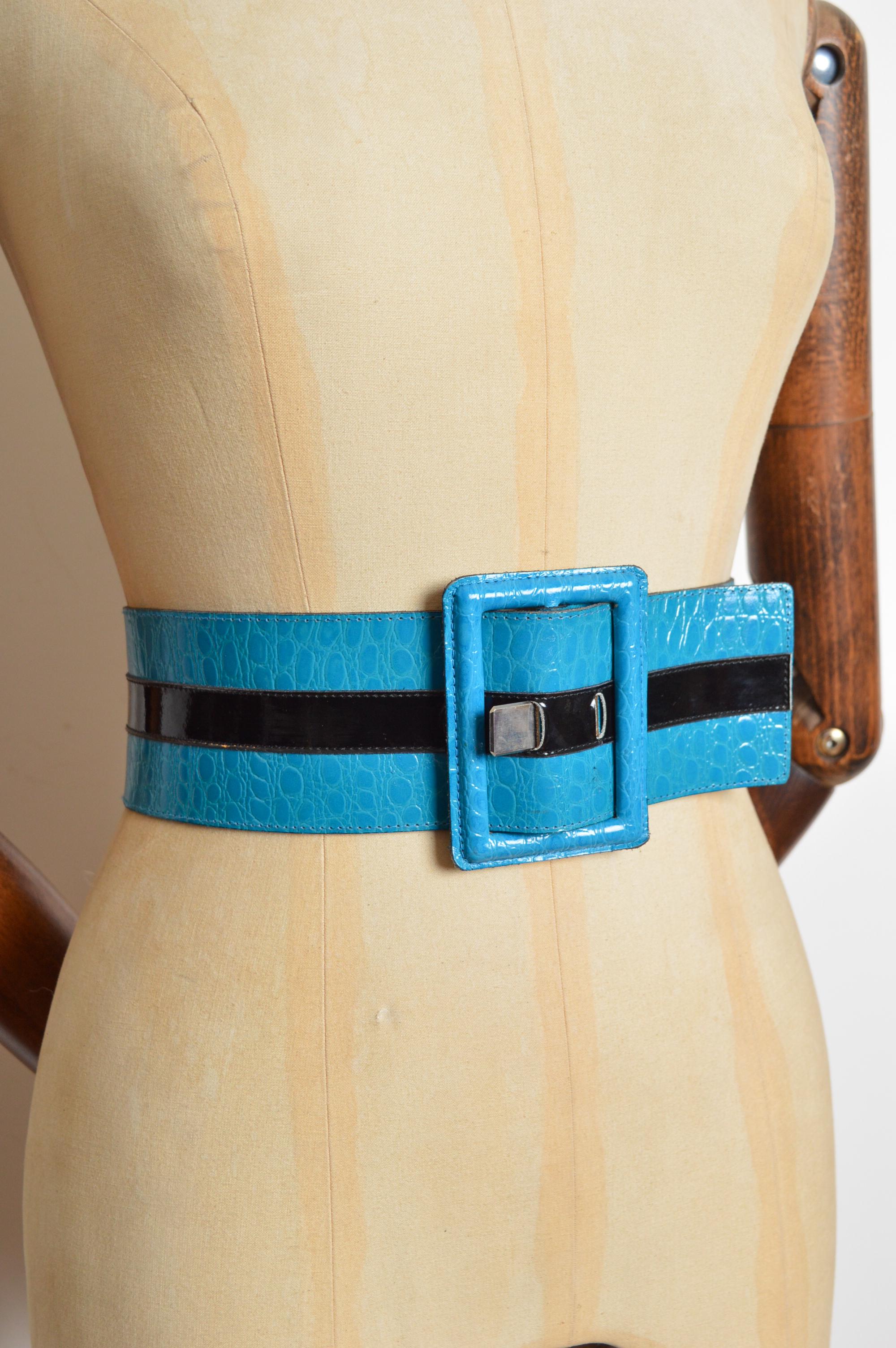 Arancia Yves Saint Laurent del 1980, cintura in pelle di coccodrillo blu elettrico con dichiarazione in vita in vendita