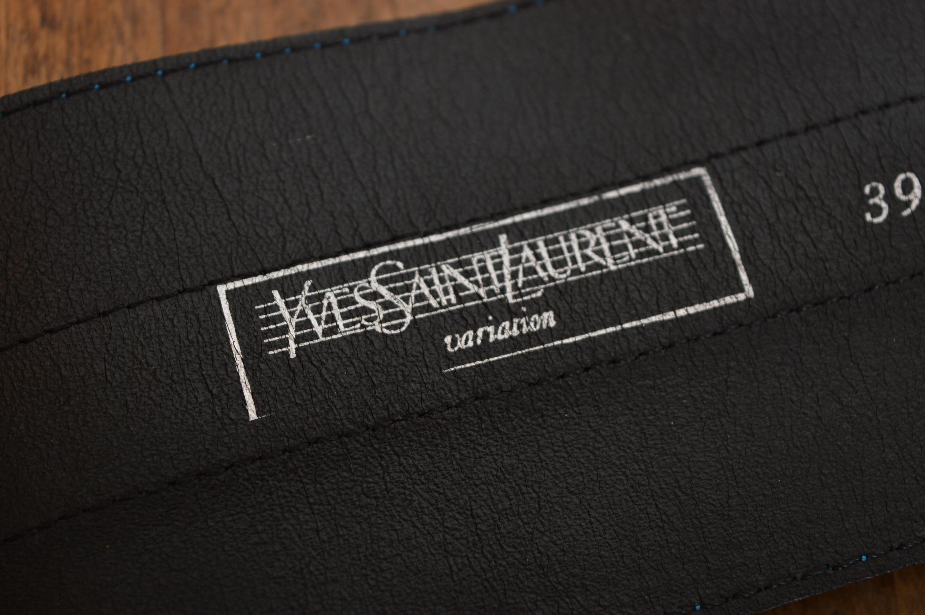 Yves Saint Laurent del 1980, cintura in pelle di coccodrillo blu elettrico con dichiarazione in vita In condizioni buone in vendita a Sheffield, GB