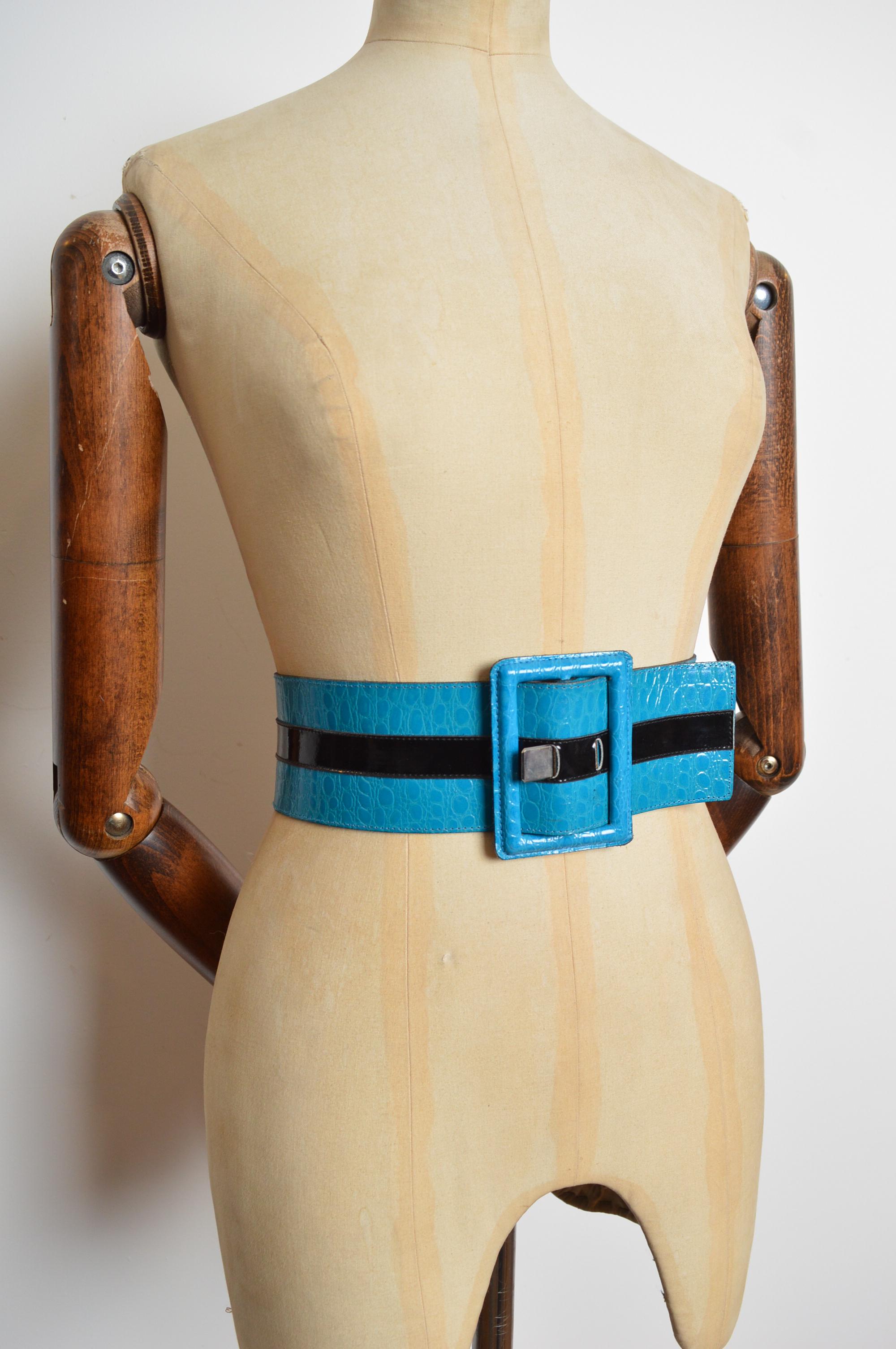 Donna Yves Saint Laurent del 1980, cintura in pelle di coccodrillo blu elettrico con dichiarazione in vita in vendita