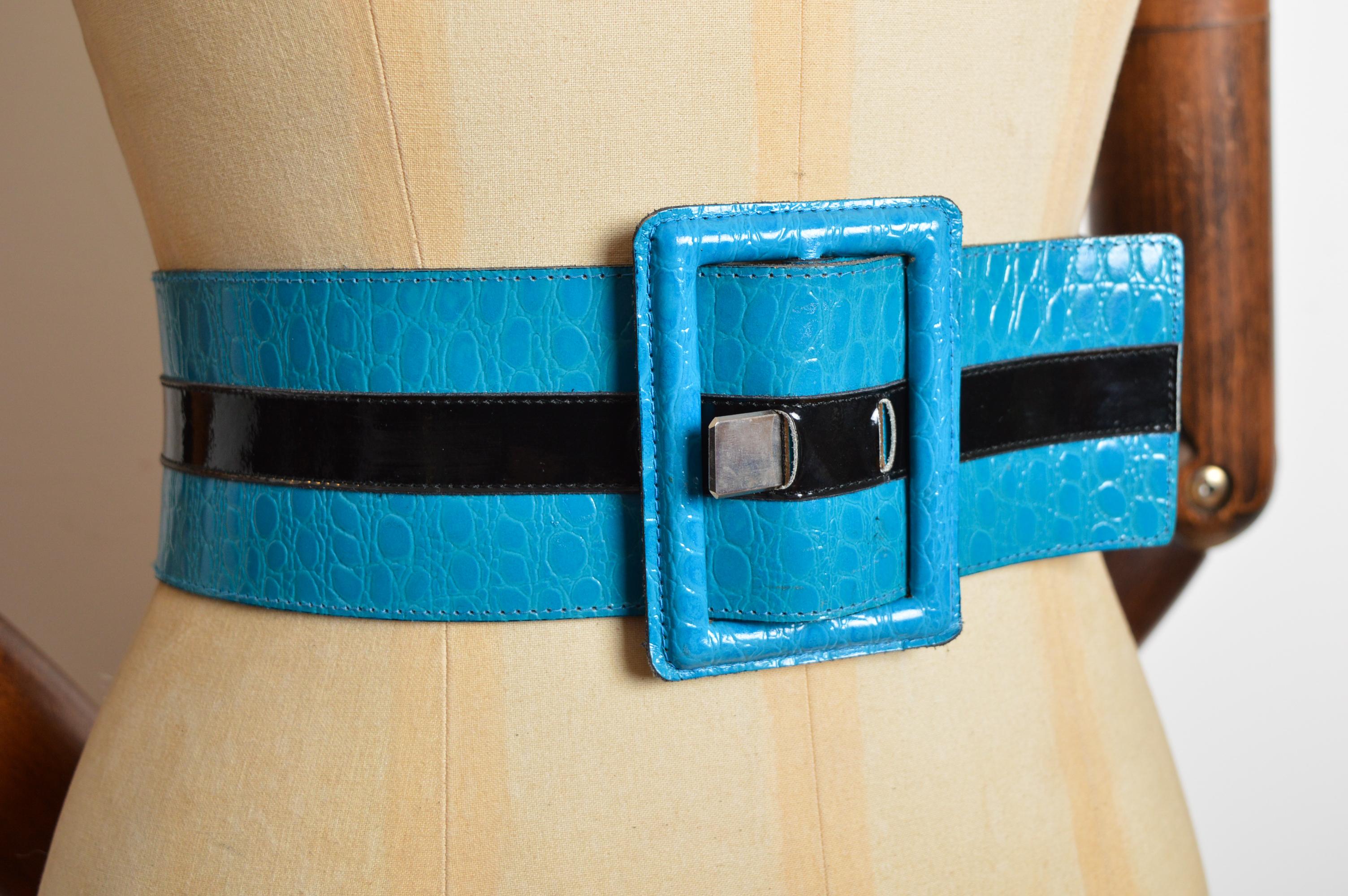 Yves Saint Laurent del 1980, cintura in pelle di coccodrillo blu elettrico con dichiarazione in vita in vendita 1