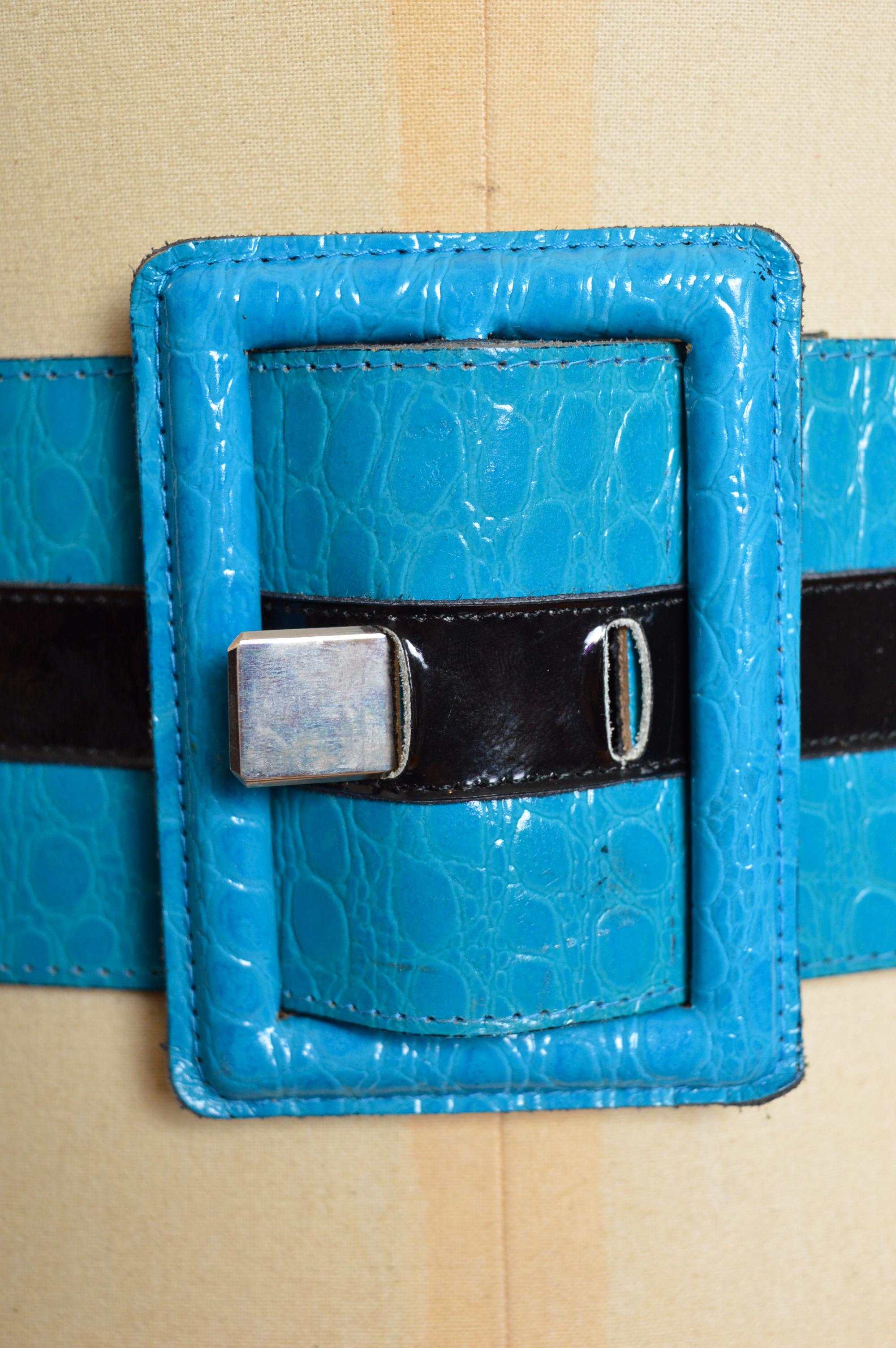 Yves Saint Laurent del 1980, cintura in pelle di coccodrillo blu elettrico con dichiarazione in vita in vendita 2