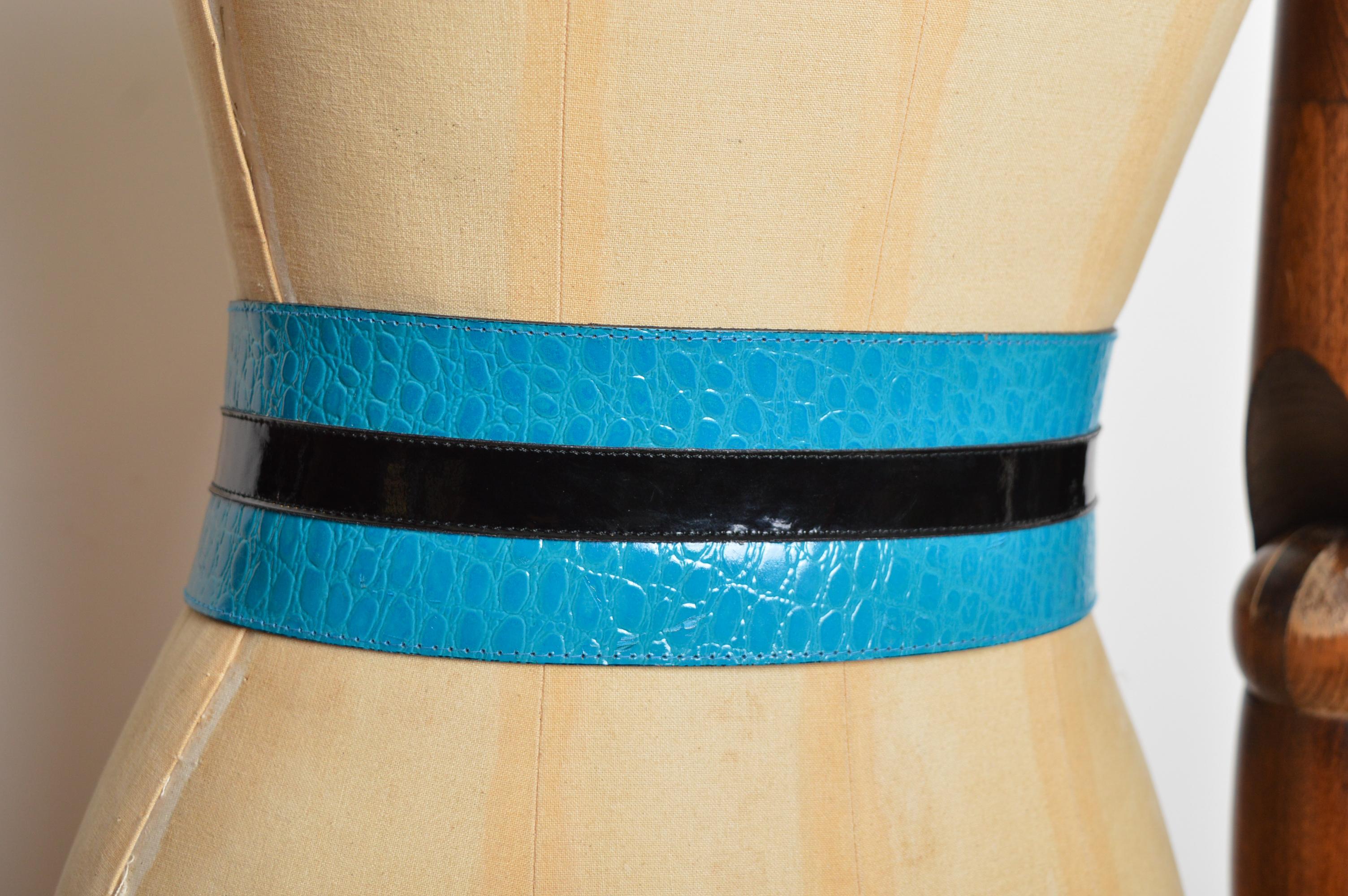 Yves Saint Laurent del 1980, cintura in pelle di coccodrillo blu elettrico con dichiarazione in vita in vendita 3