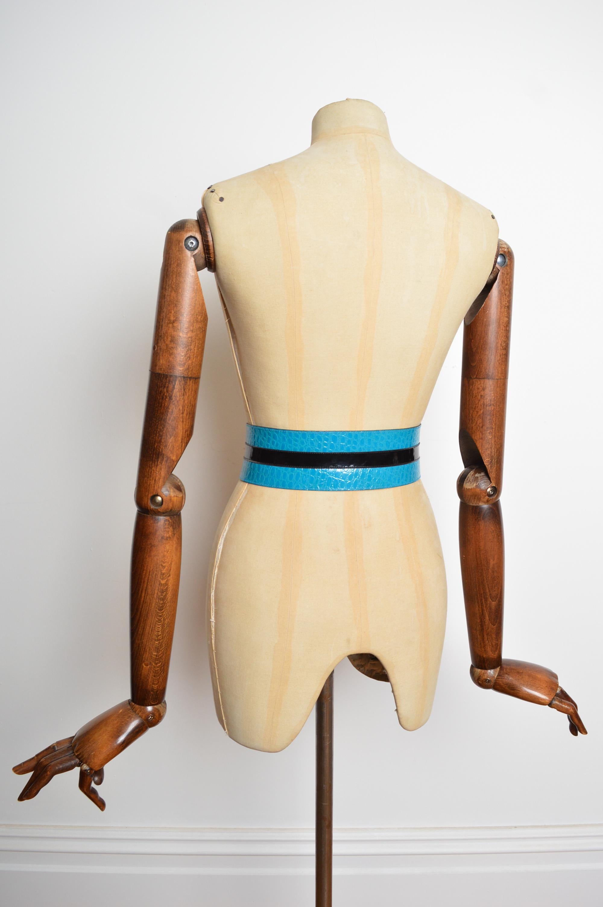 Yves Saint Laurent del 1980, cintura in pelle di coccodrillo blu elettrico con dichiarazione in vita in vendita 4