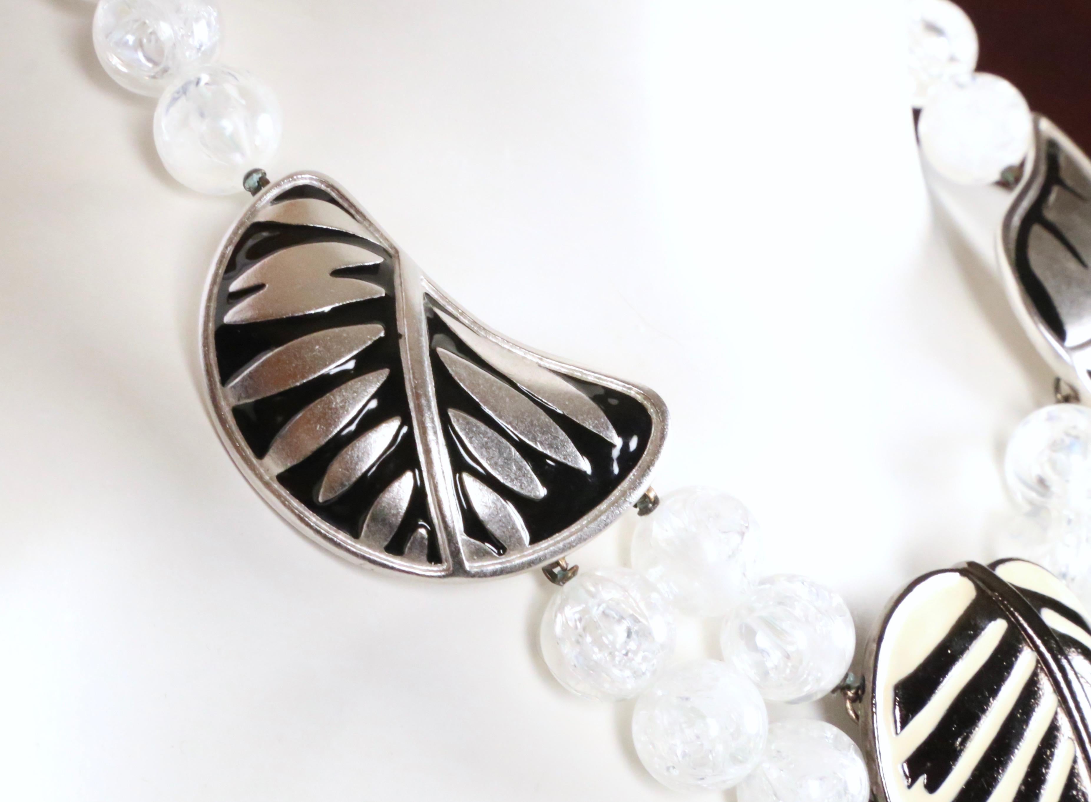 Collana di foglie smaltate di Yves Saint Laurent del 1980 con perline di lucite in vendita 1
