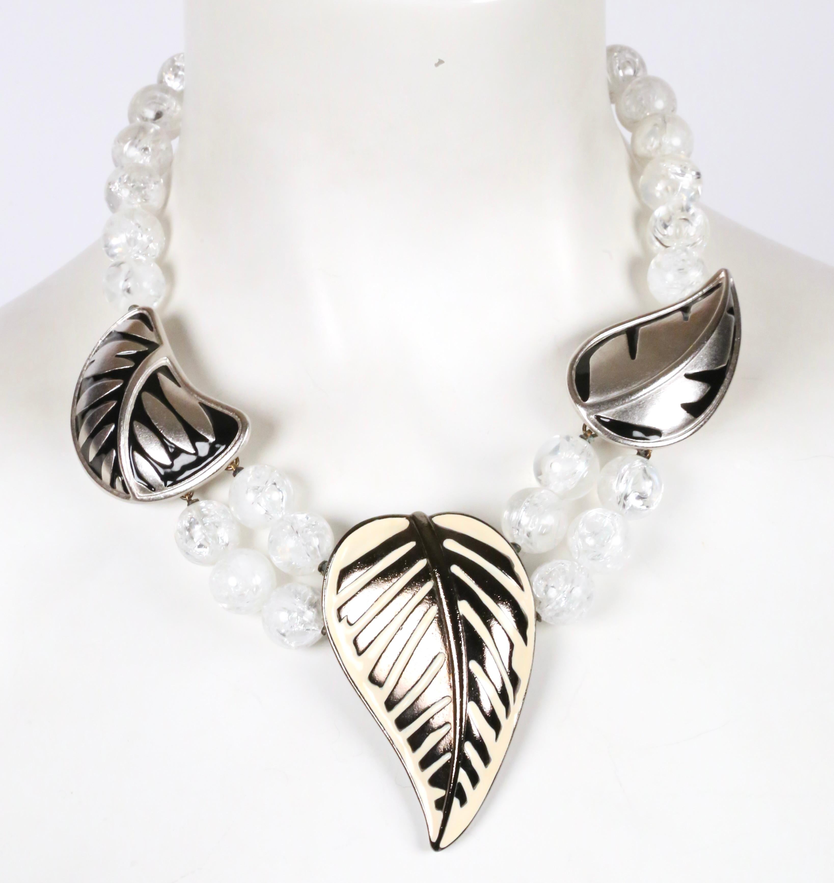 Collana di foglie smaltate di Yves Saint Laurent del 1980 con perline di lucite in vendita 3