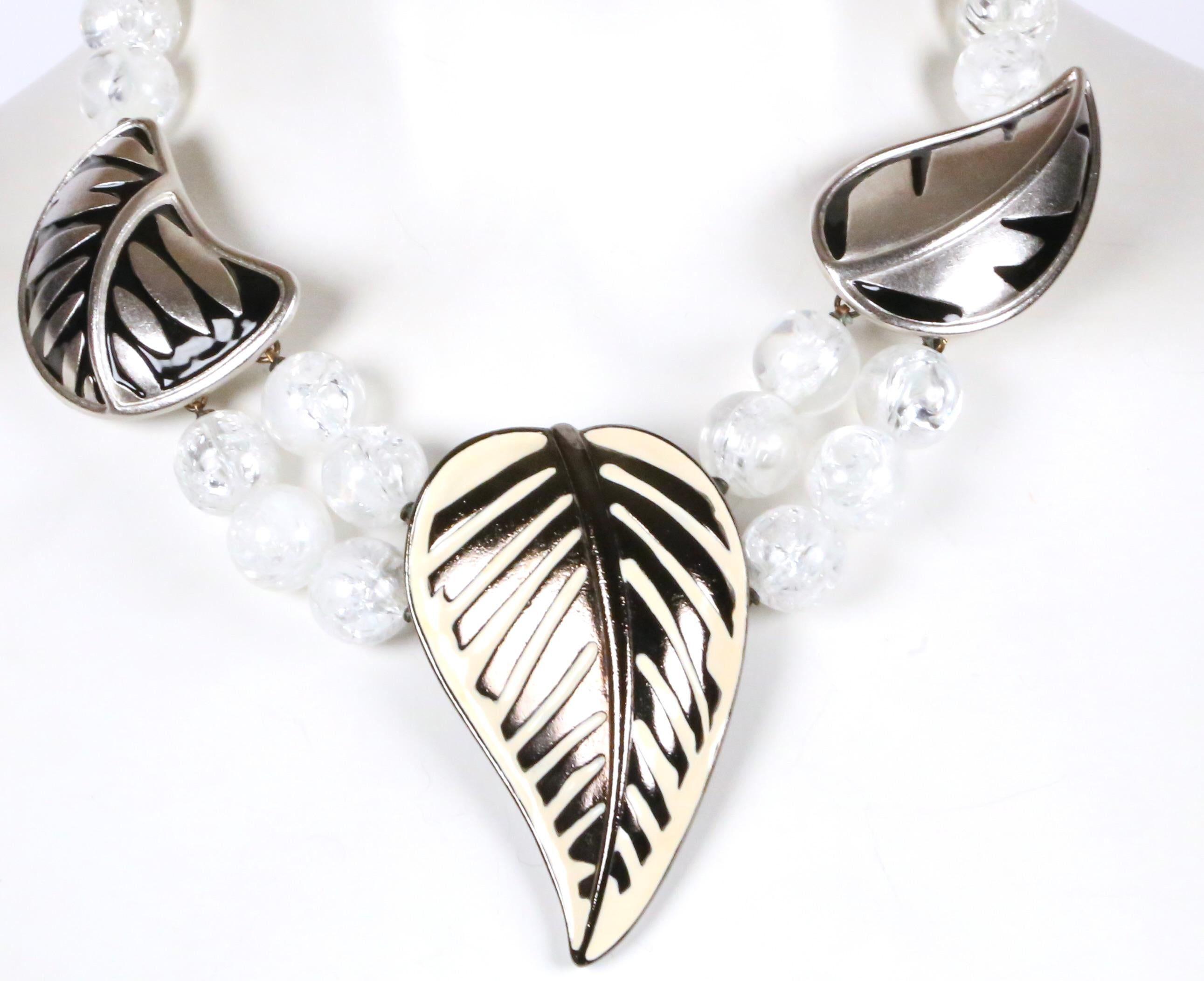 Collana di foglie smaltate di Yves Saint Laurent del 1980 con perline di lucite in vendita 4