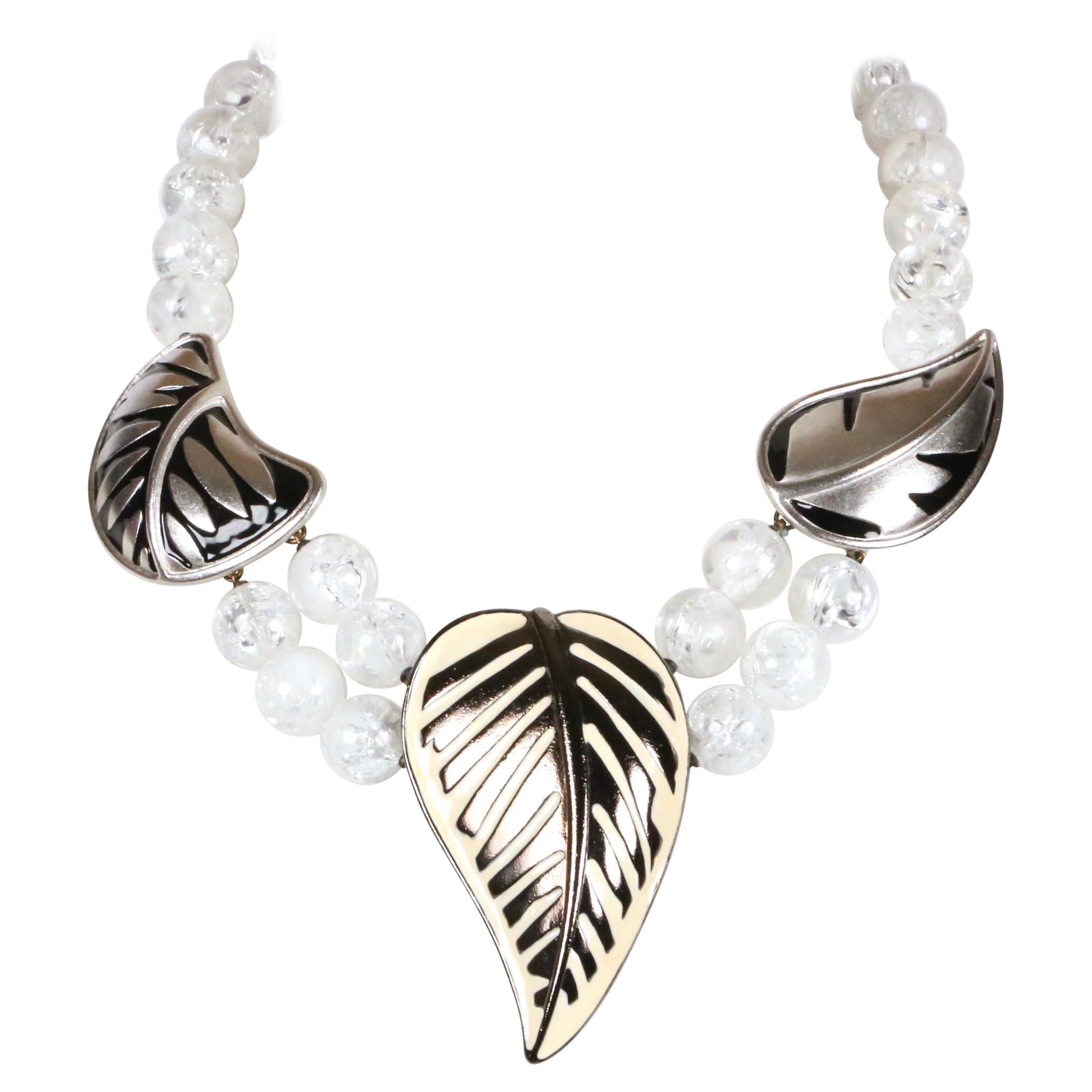 Collana di foglie smaltate di Yves Saint Laurent del 1980 con perline di lucite