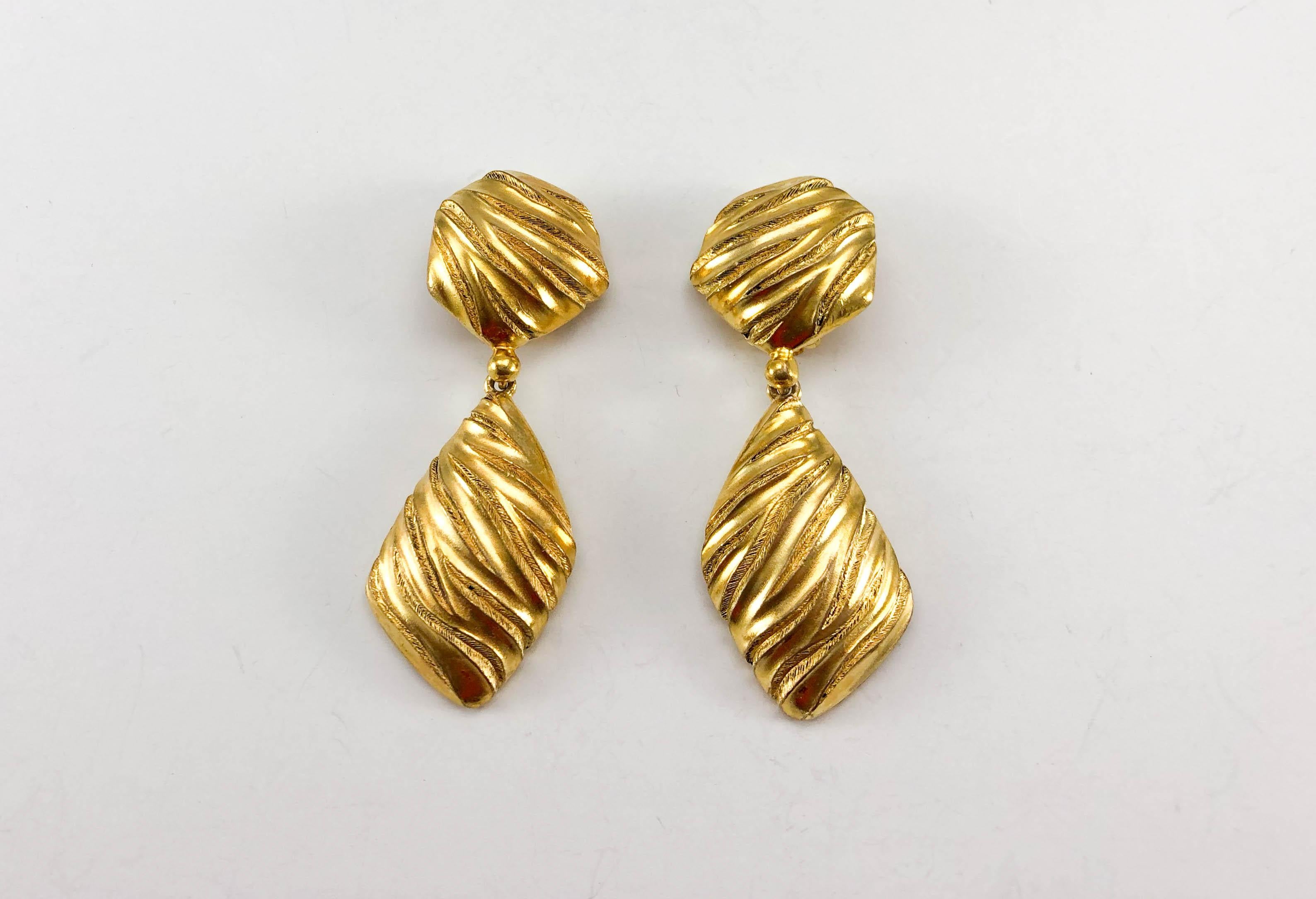 1980's Yves Saint Laurent Gold-Plated Ribbed Dangling Earrings In Excellent Condition For Sale In London, Chelsea