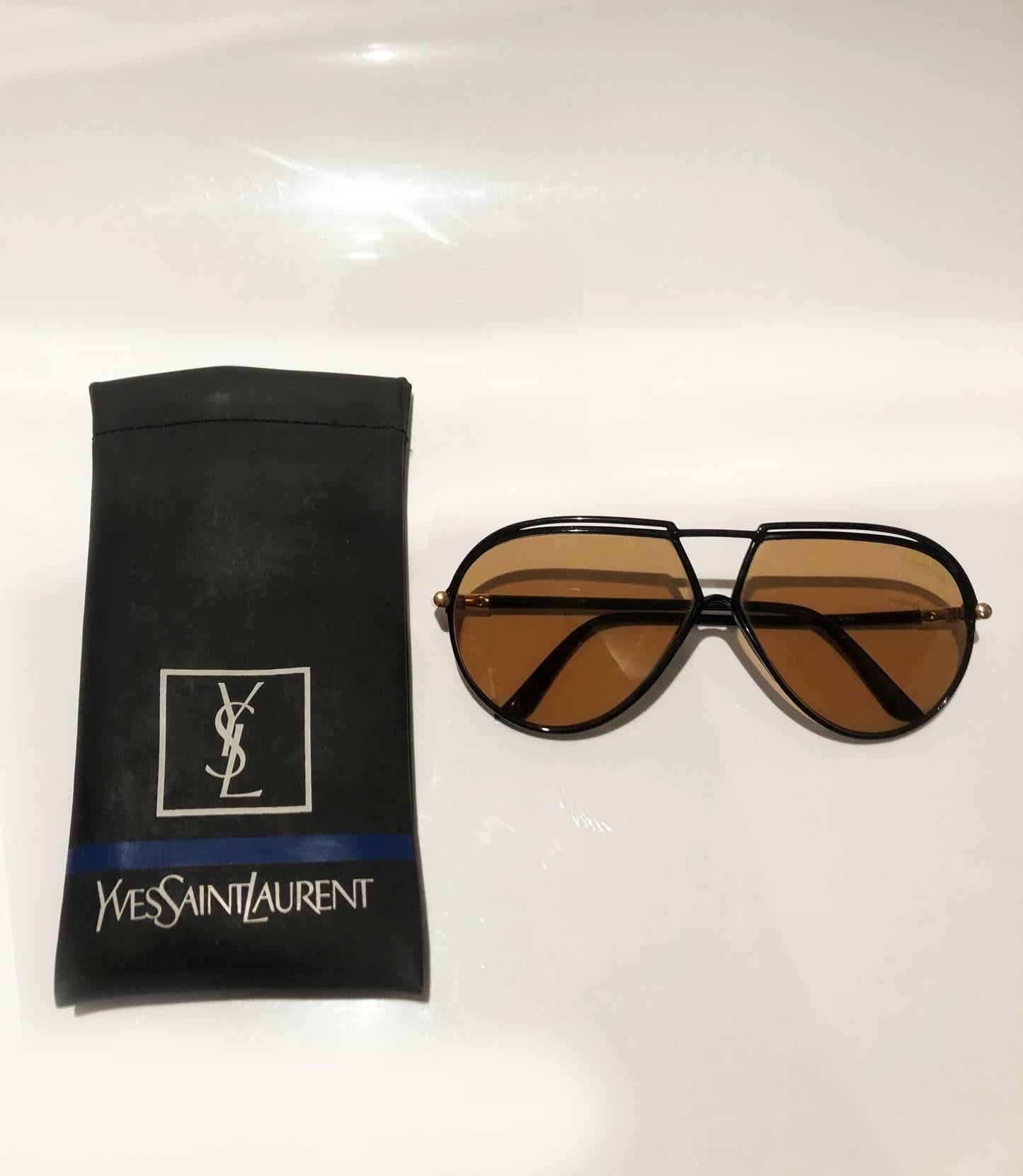 Yves Saint Laurent pair of vintage sunglasses from the 80s. Red injected and metal frame. Lenses gradient grey

Model: YSL 8129
Weight: 25 gr.
Origin: France
Condition: vintage, 1980s, one small mark on a lens which doesn't compromise the pair, it