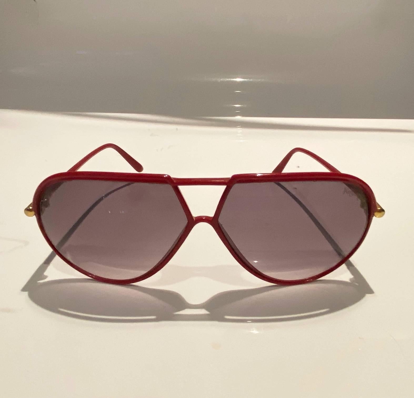 Yves Saint Laurent Rote Teardrop-Sonnenbrille, roter Kunststoffrahmen, braune Gläser, goldfarbene Metallteile, Logoplakette am Bügel 

Zustand: 1980er Jahre, sehr gut, keine Originalverpackung 

Abmessungen: 
- gesamtbreite: 15cm/5.8in 
- abstand