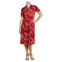 Yves Saint Laurent degli anni '80, vestito da giorno romantico in crepe de chine con fiori rossi e bianchi.