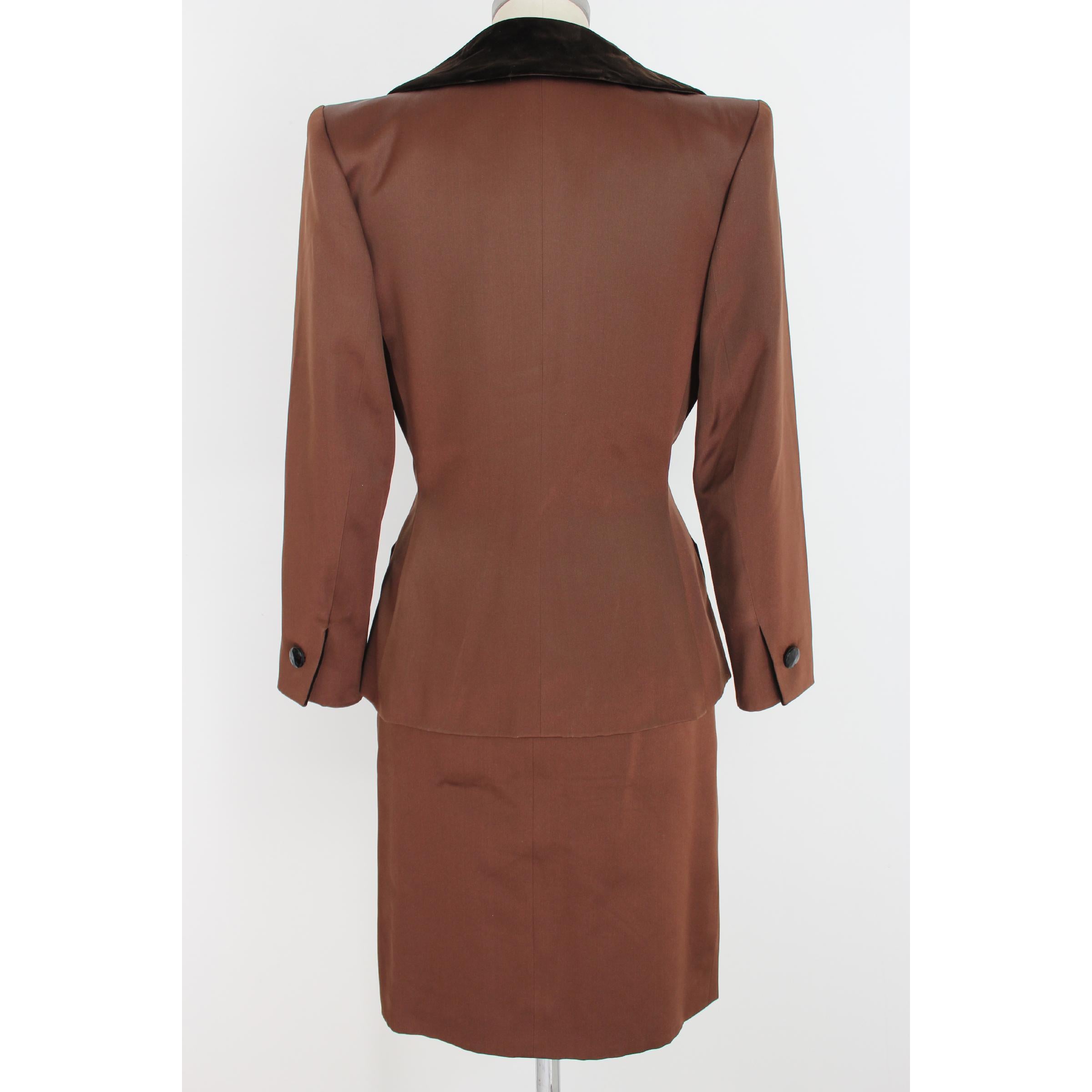 Yves Saint Laurent Rive Gauche 80s vintage skirt suit. Satin jacket and skirt with velvet collar, brown color. Replacement buttons. Lined skirt with two pockets on the sides. Made in France. Excellent vintage conditions.

Size: 38 Fr 42 It 8 Us 10