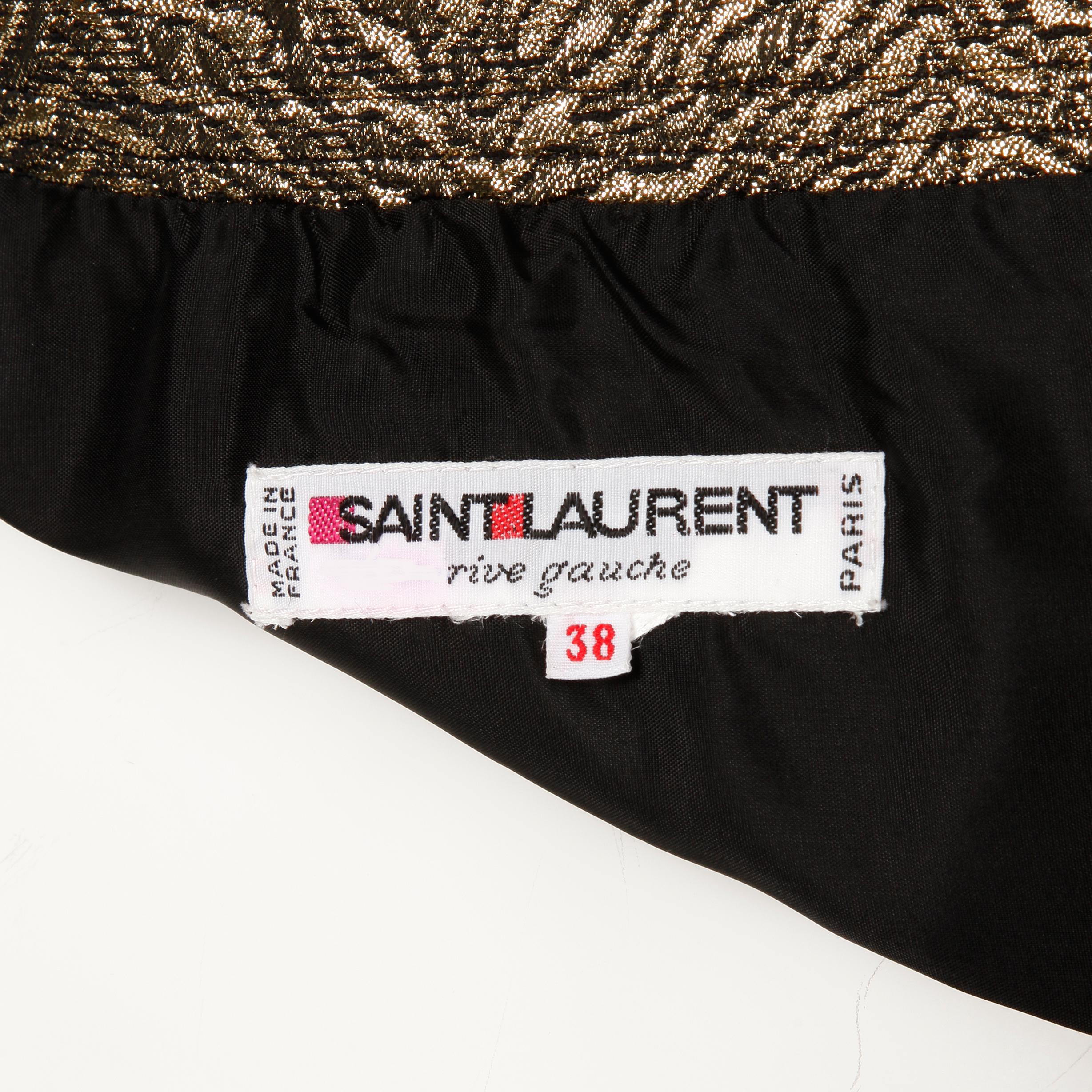 Vintage By 1980 Metallic-Gold gesteppter Bleistiftrock von Yves Saint Laurent Rive Gauche. Vollständig gefüttert, mit seitlichem Reißverschluss, Hakenverschluss und Taschen. Die angegebene Größe ist 38, und der Rock passt wie eine moderne kleine