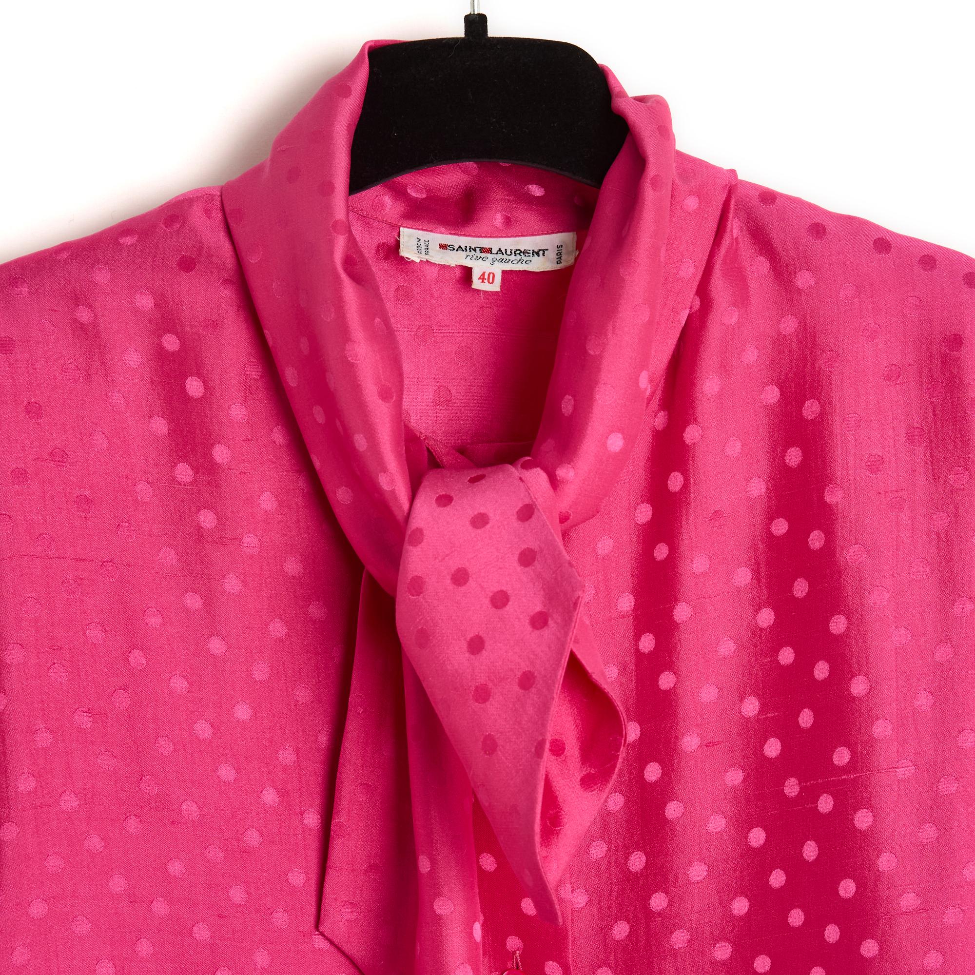 Top Yves Saint Laurent Rive Gauche YSL circa 1980 camicetta in seta damascata rosa acceso con pois, lavallière corta su un colletto rotondo chiuso da 6 bottoni, maniche lunghe, spacco in basso su ogni lato. Taglia 40FR ma le misure indicano oggi una